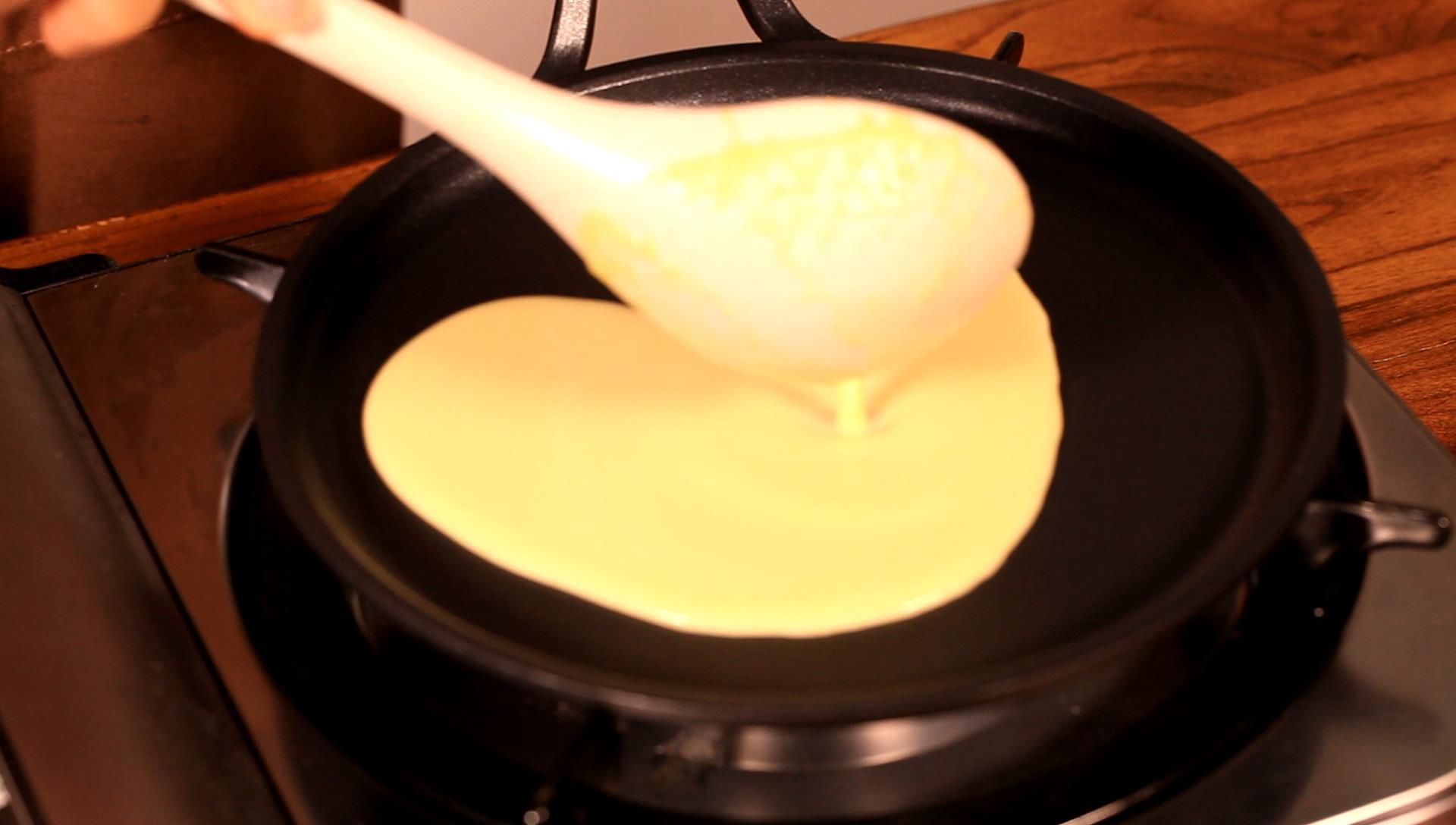 家有平底鍋 就能做的美味甜品—芒果班戟的做法 步骤7