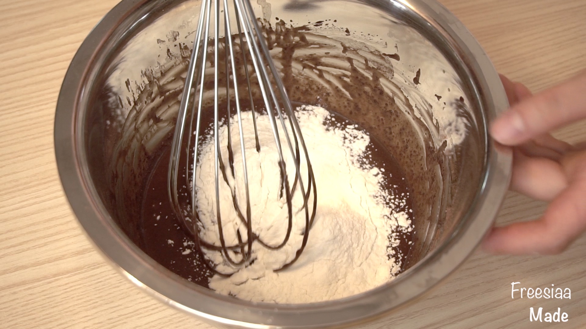 可可戚風 巧克力圍邊奶油蛋糕（視訊菜譜）的做法 步骤3
