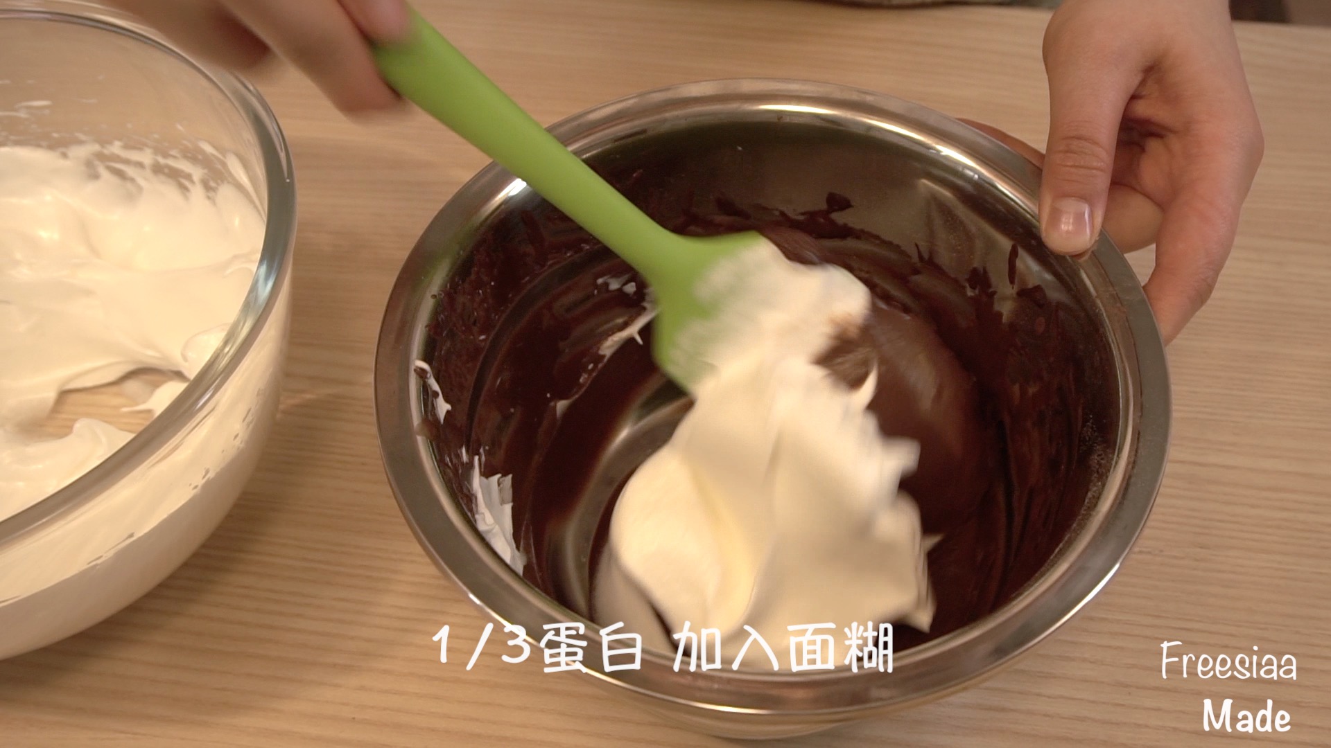可可戚風 巧克力圍邊奶油蛋糕（視訊菜譜）的做法 步骤6