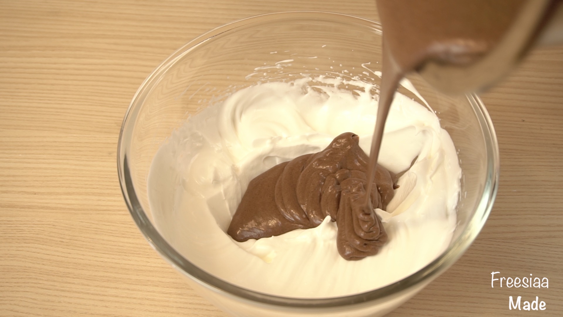 可可戚風 巧克力圍邊奶油蛋糕（視訊菜譜）的做法 步骤7