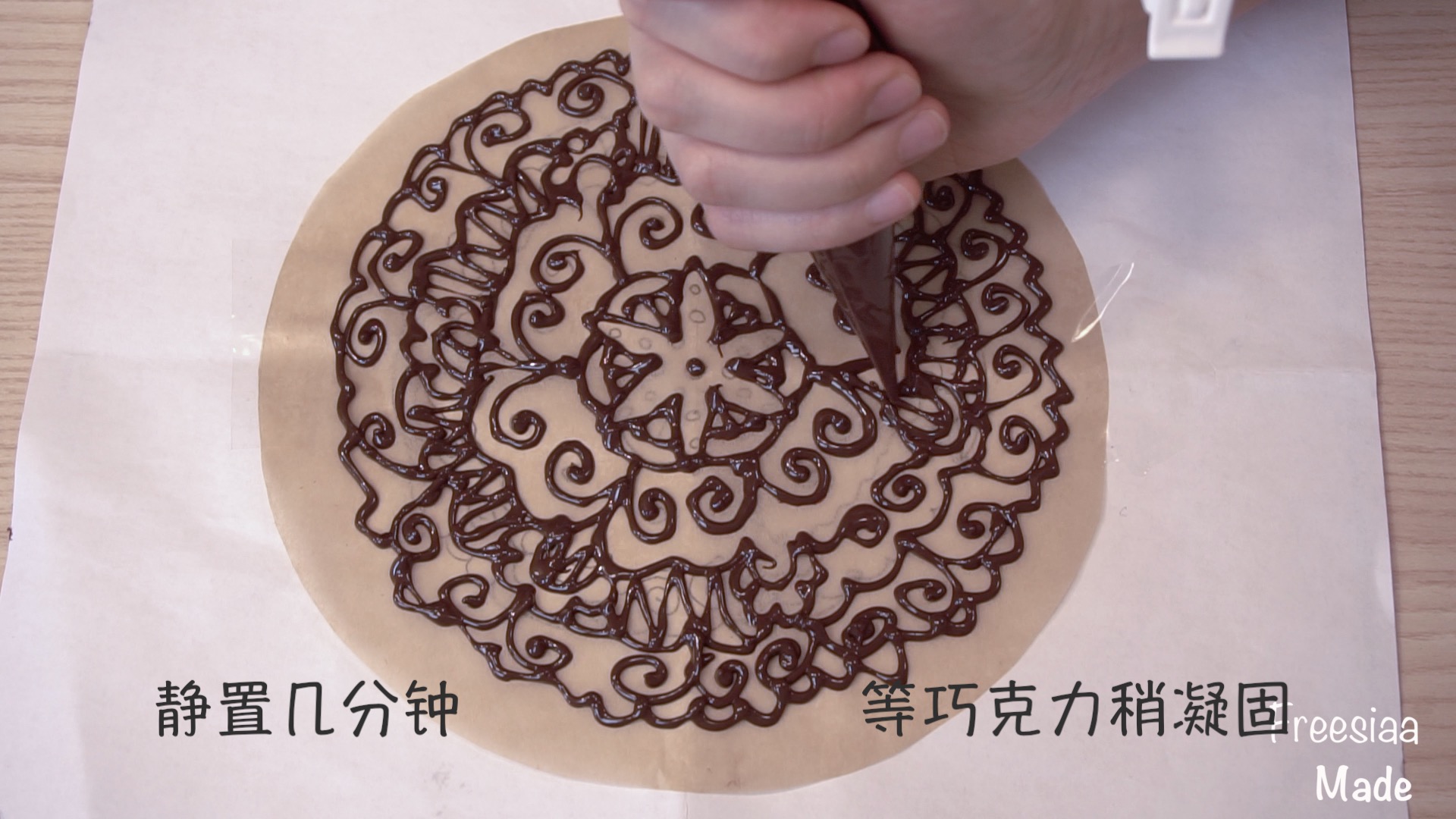 可可戚風 巧克力圍邊奶油蛋糕（視訊菜譜）的做法 步骤17
