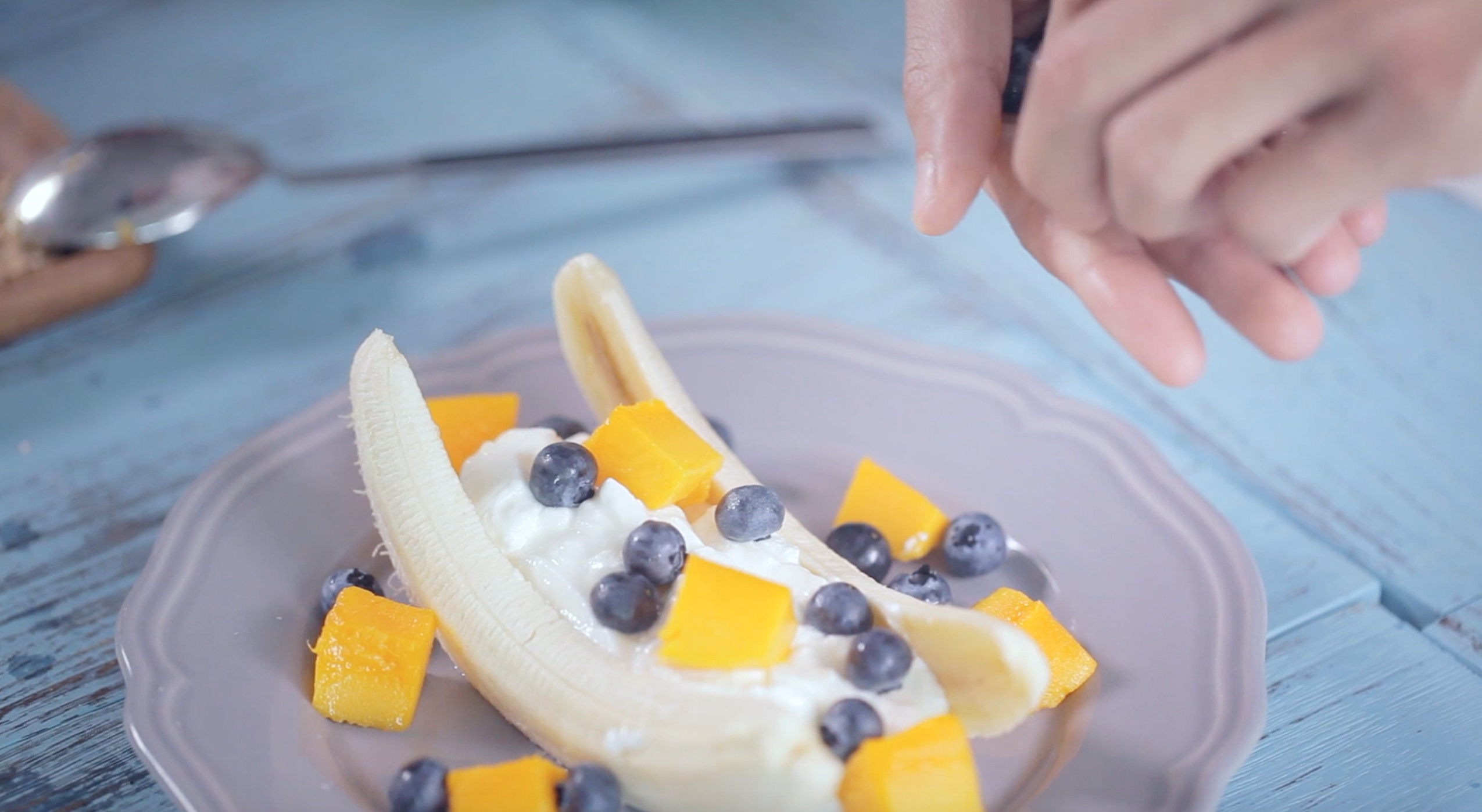 水果酸奶香蕉船, 夏日冰爽健康甜點(Yogurt Banana Boat)的做法 步骤4