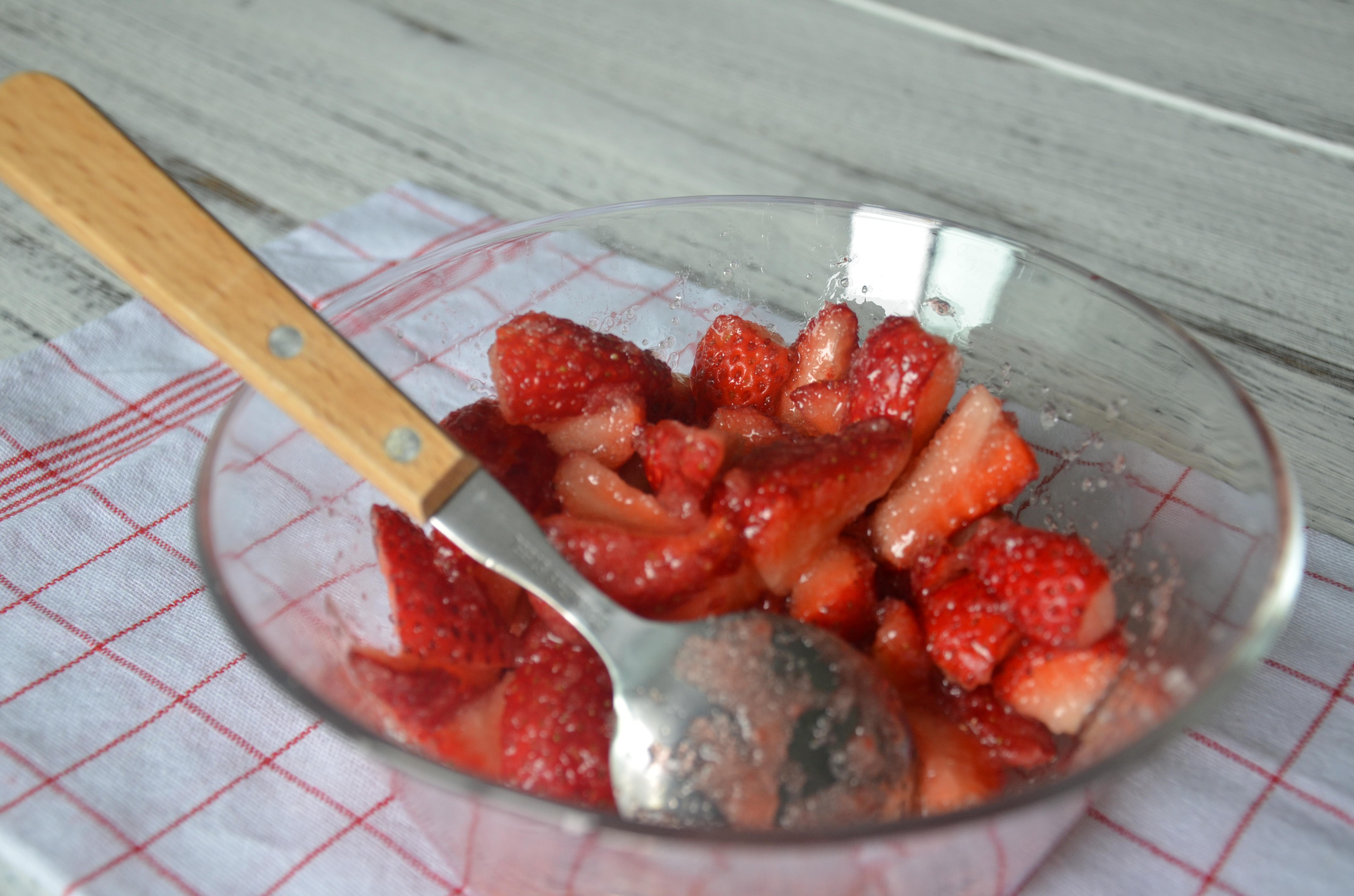 不需要冷凍攪拌的草莓冰淇淋的做法 步骤2