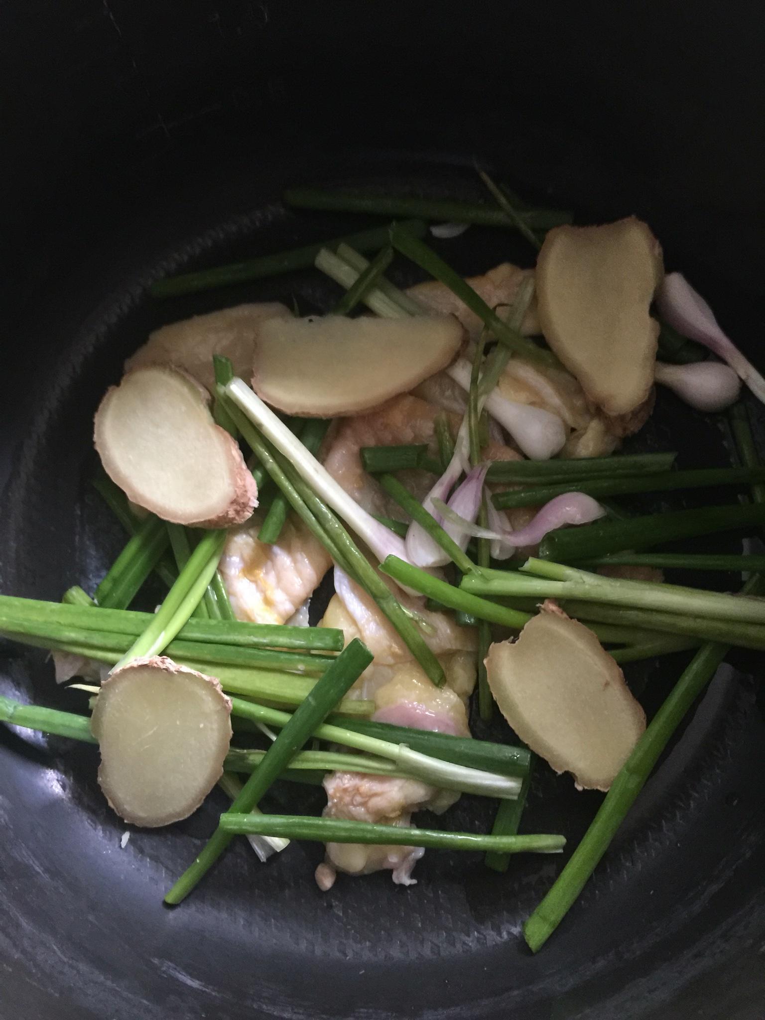 電飯煲香菇鹽焗雞的做法 步骤3
