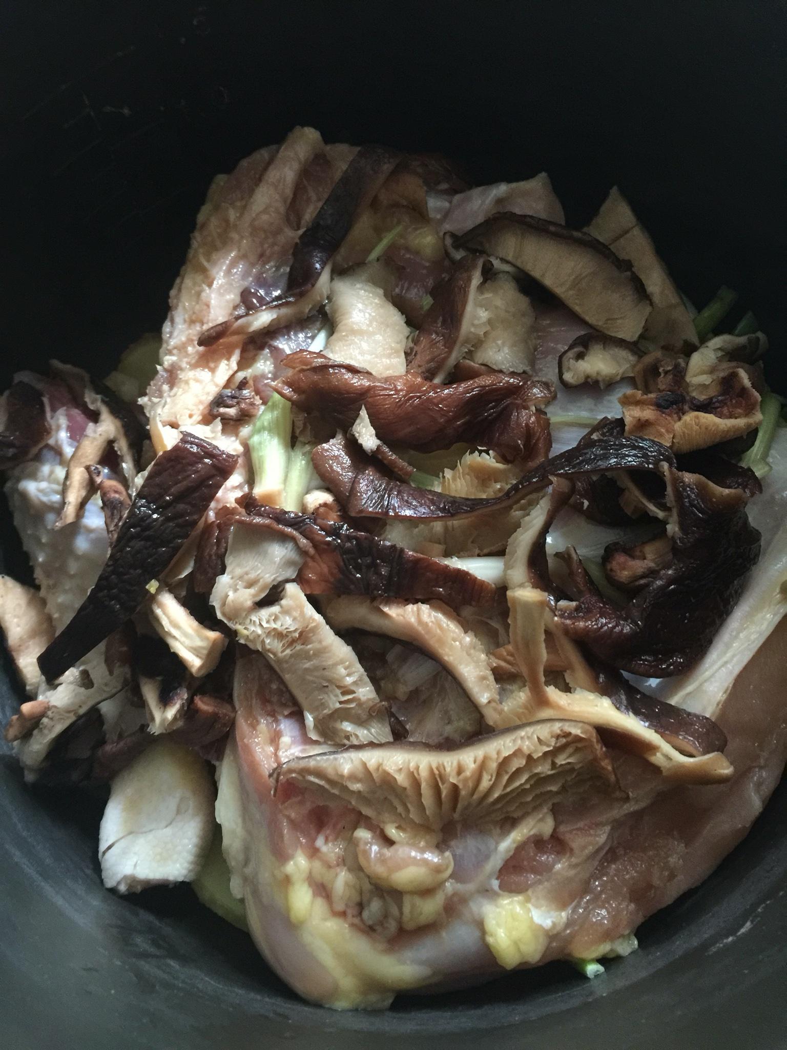 電飯煲香菇鹽焗雞的做法 步骤4