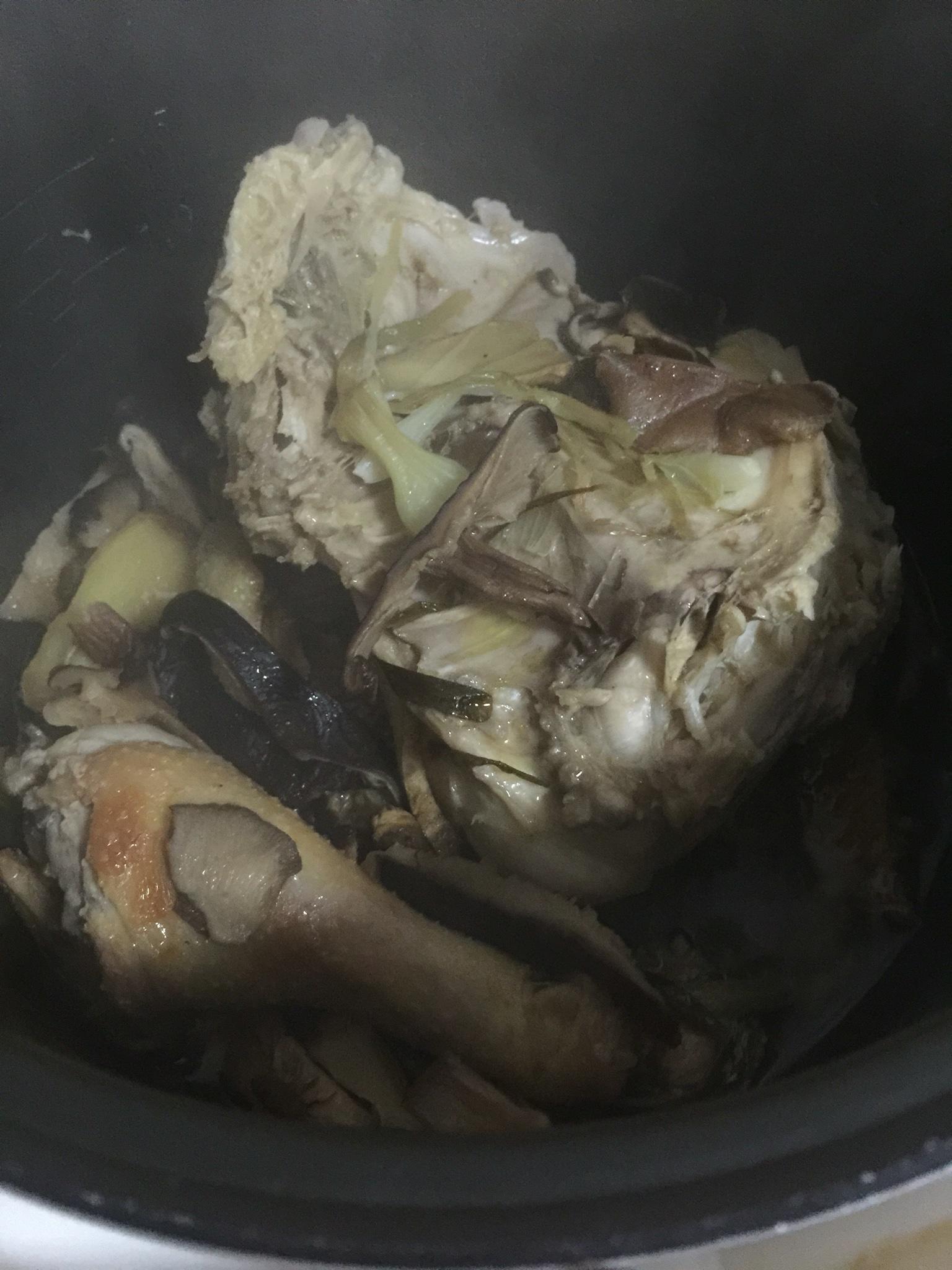 電飯煲香菇鹽焗雞的做法 步骤5