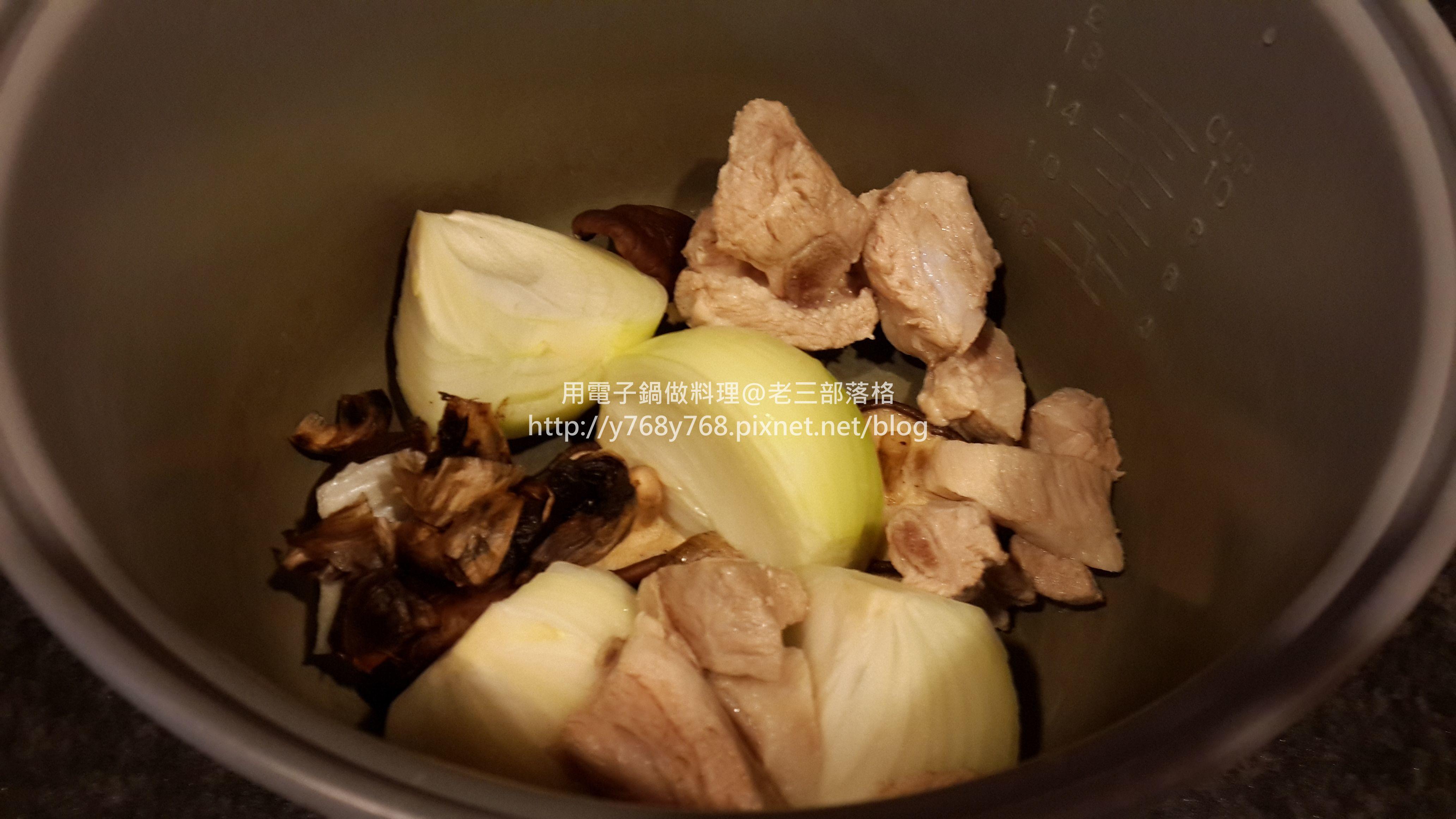 『黑蒜洋蔥燉排骨湯』電飯煲電子鍋版的做法 步骤6