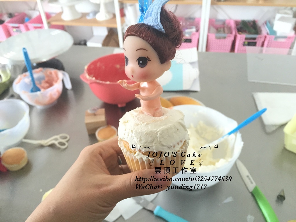 芭比娃娃造型杯子蛋糕的做法 步骤2