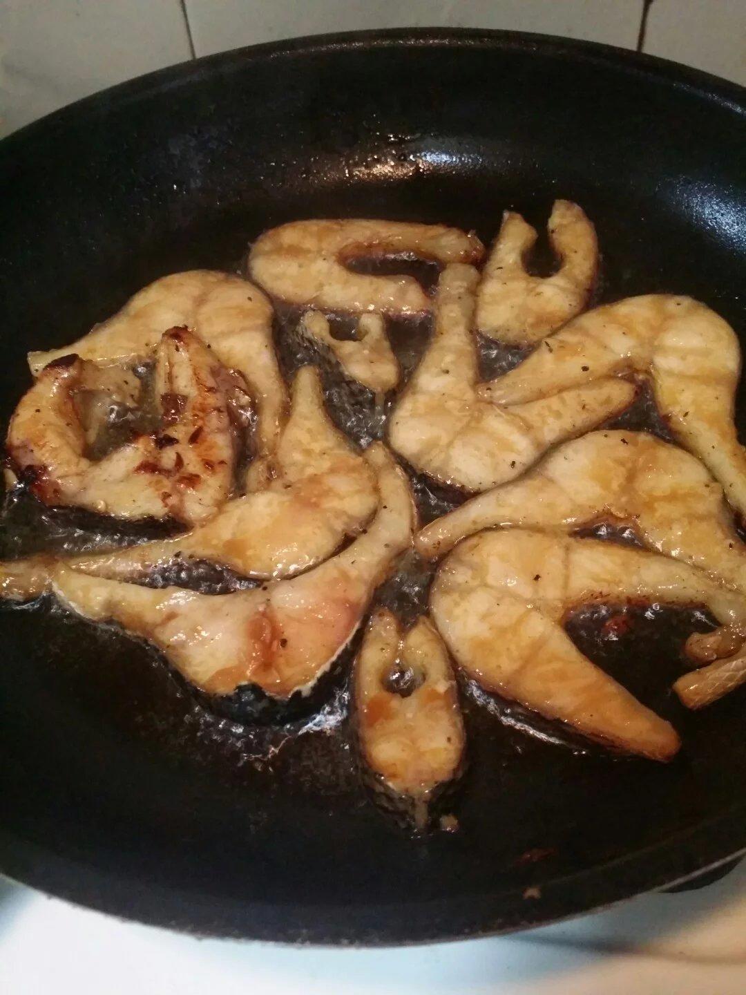 香煎麻辣黑魚塊的做法 步骤2