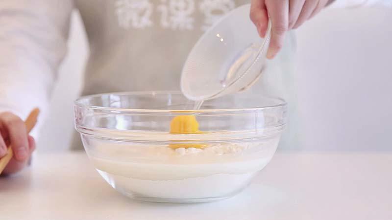 寶寶輔食微課堂 粗糧奶黃饅頭的做法 步骤2