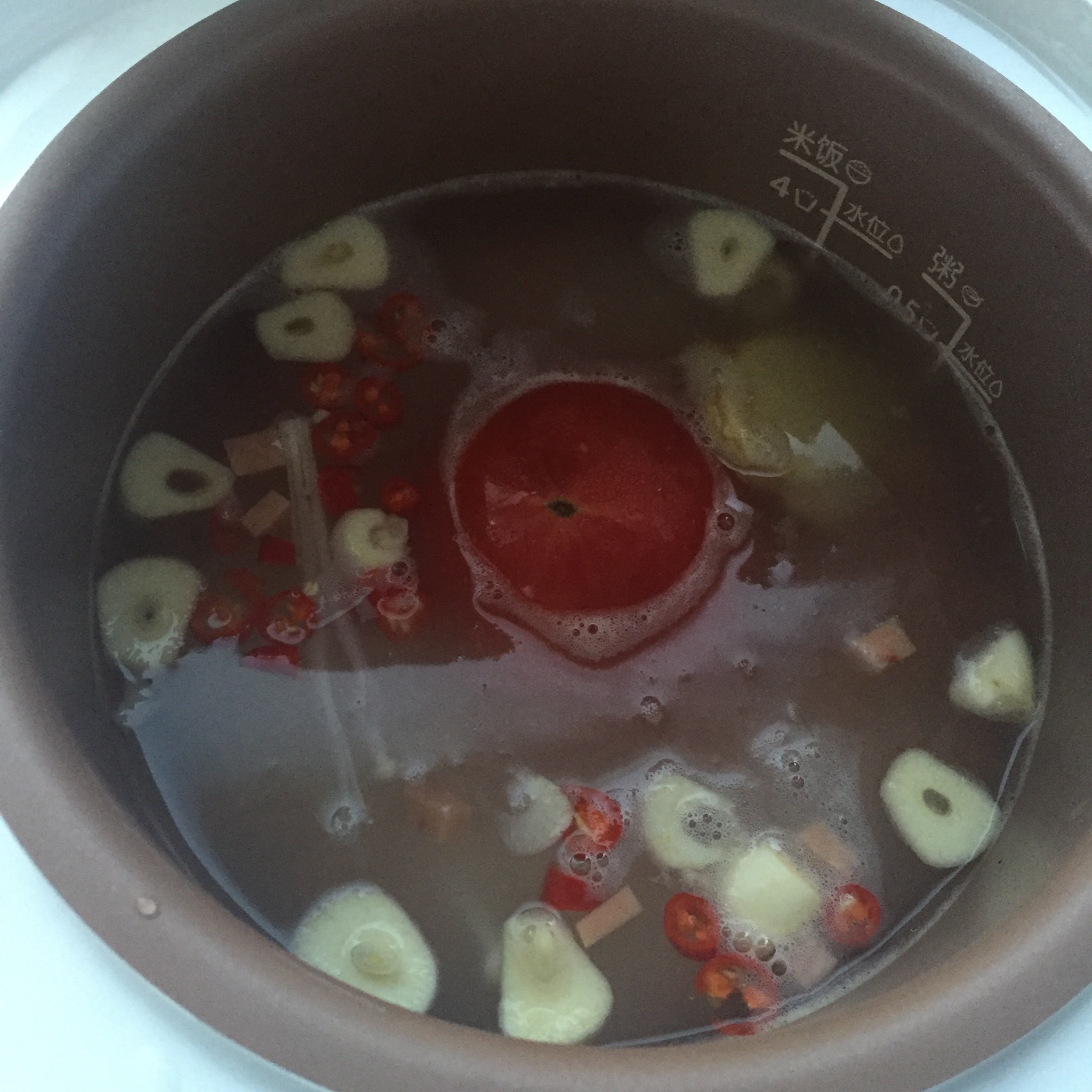 西紅柿火腿鹹蛋黃燜飯(宿舍電飯煲系列之海天香菇拌飯醬)的做法 步骤1