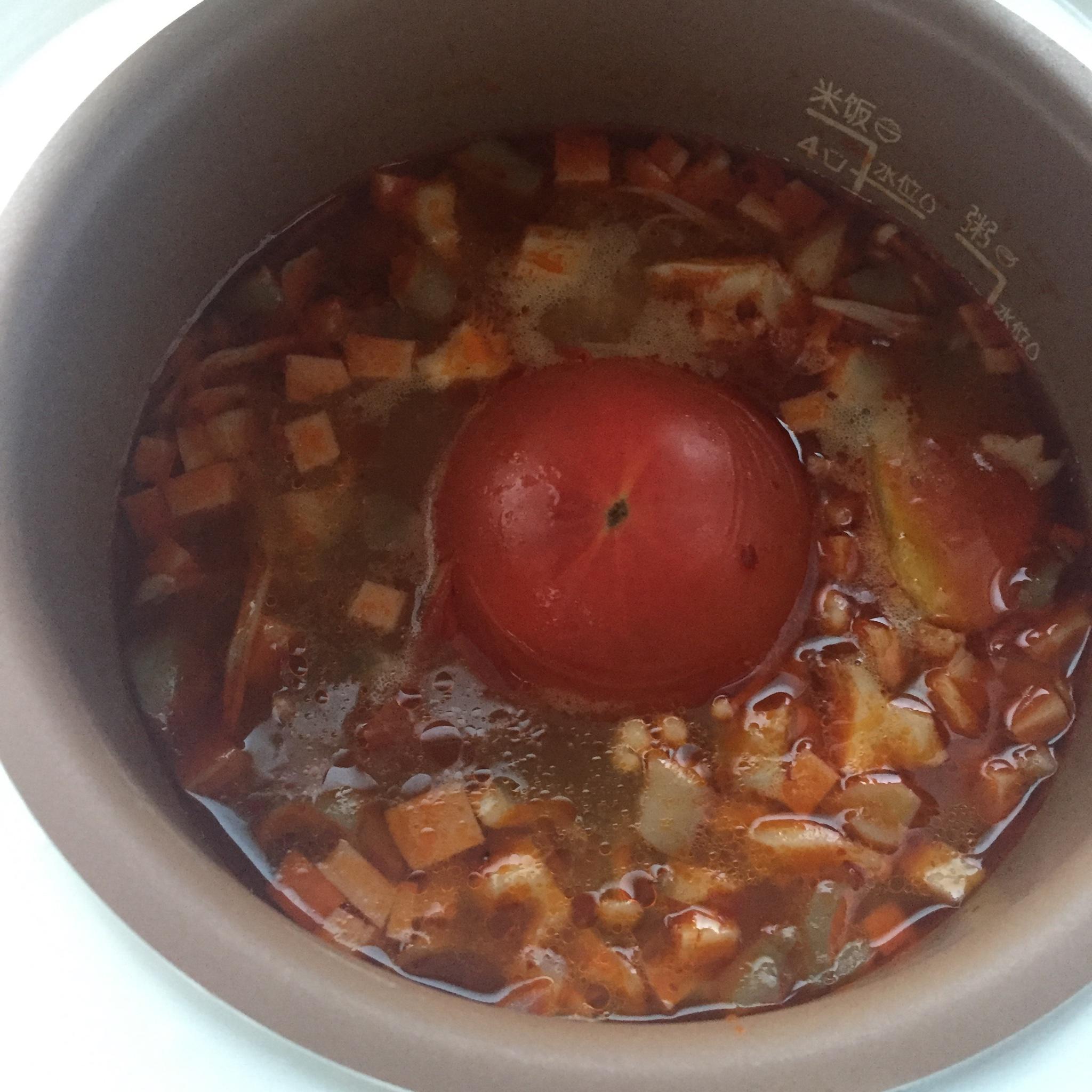 西紅柿火腿鹹蛋黃燜飯(宿舍電飯煲系列之海天香菇拌飯醬)的做法 步骤4