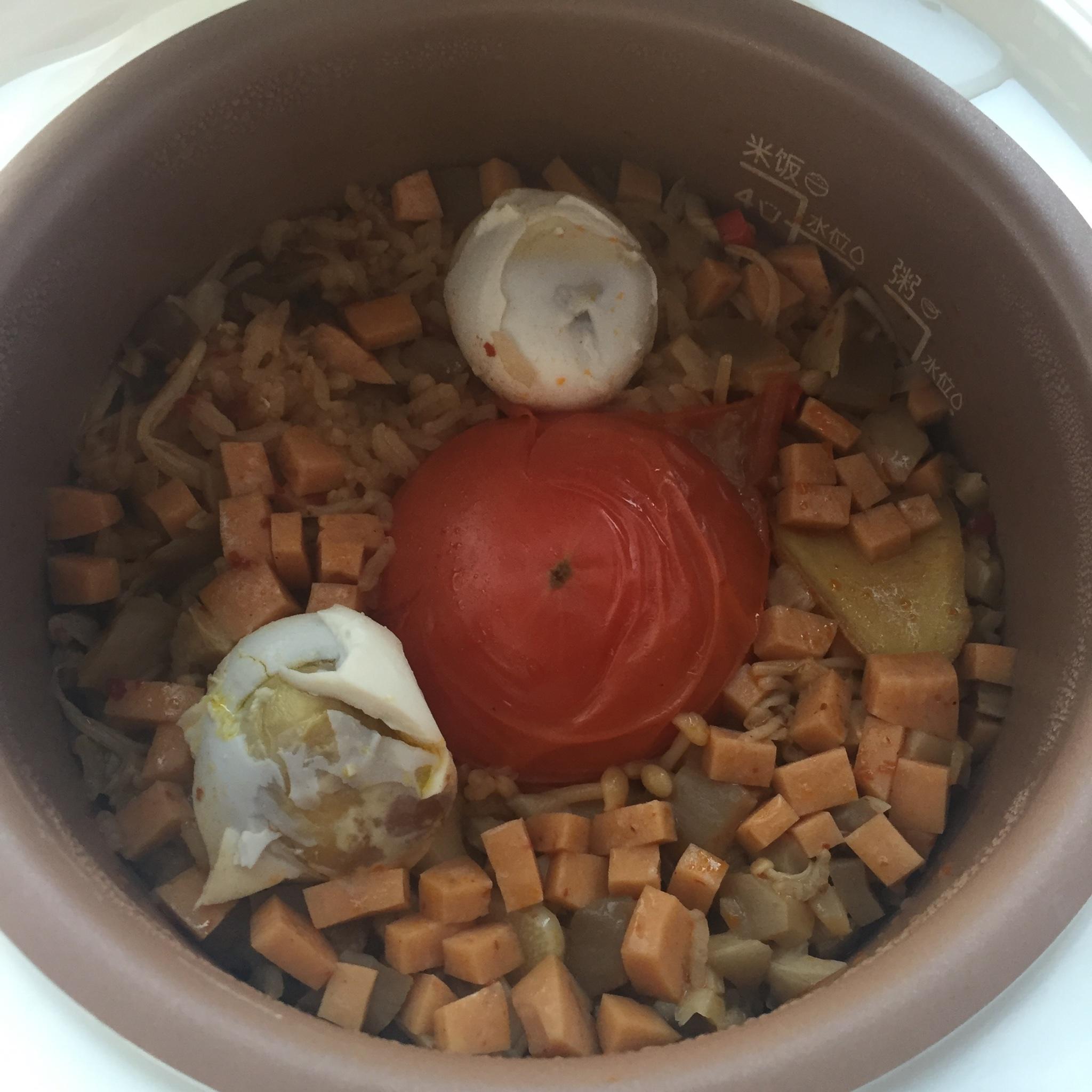 西紅柿火腿鹹蛋黃燜飯(宿舍電飯煲系列之海天香菇拌飯醬)的做法 步骤6