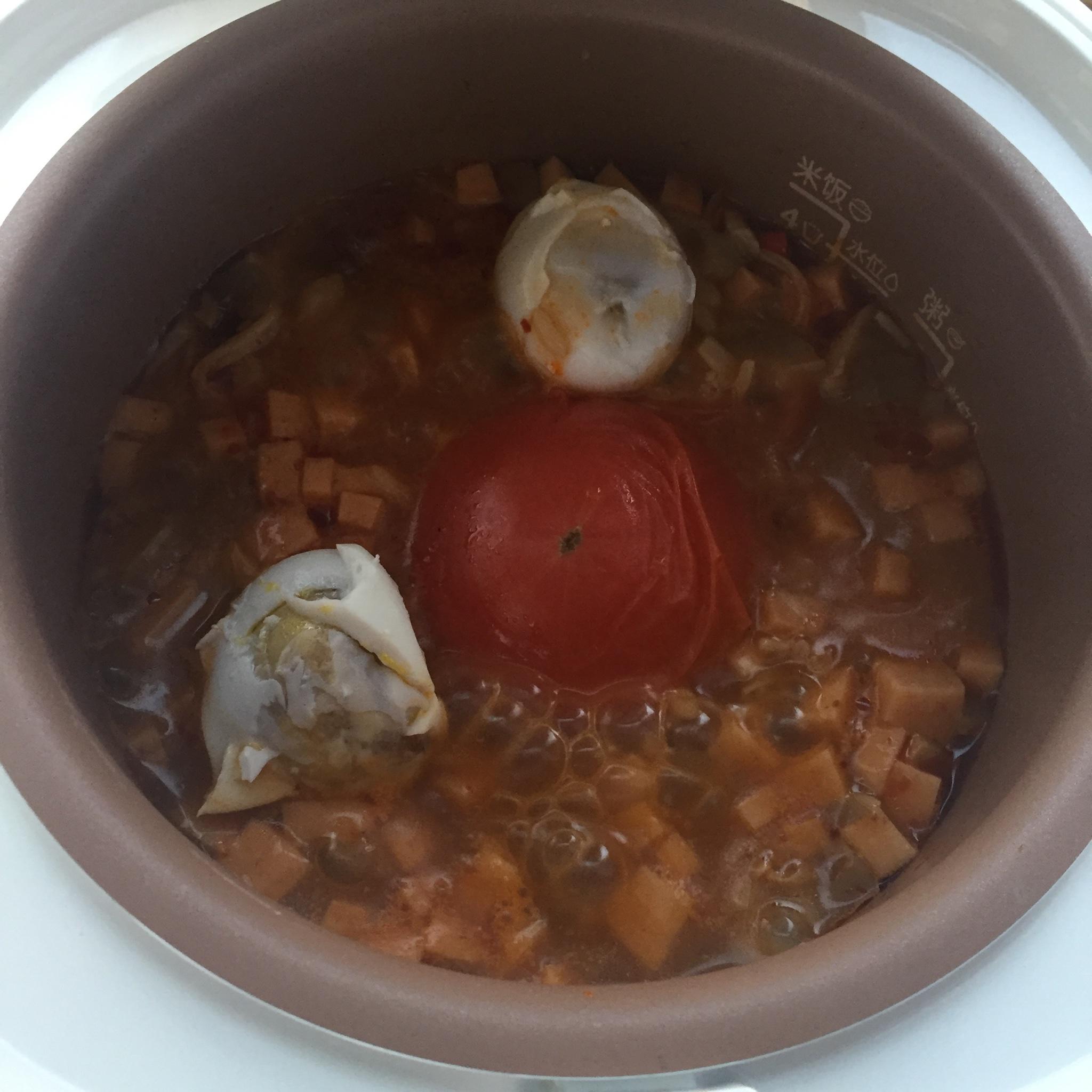 西紅柿火腿鹹蛋黃燜飯(宿舍電飯煲系列之海天香菇拌飯醬)的做法 步骤5