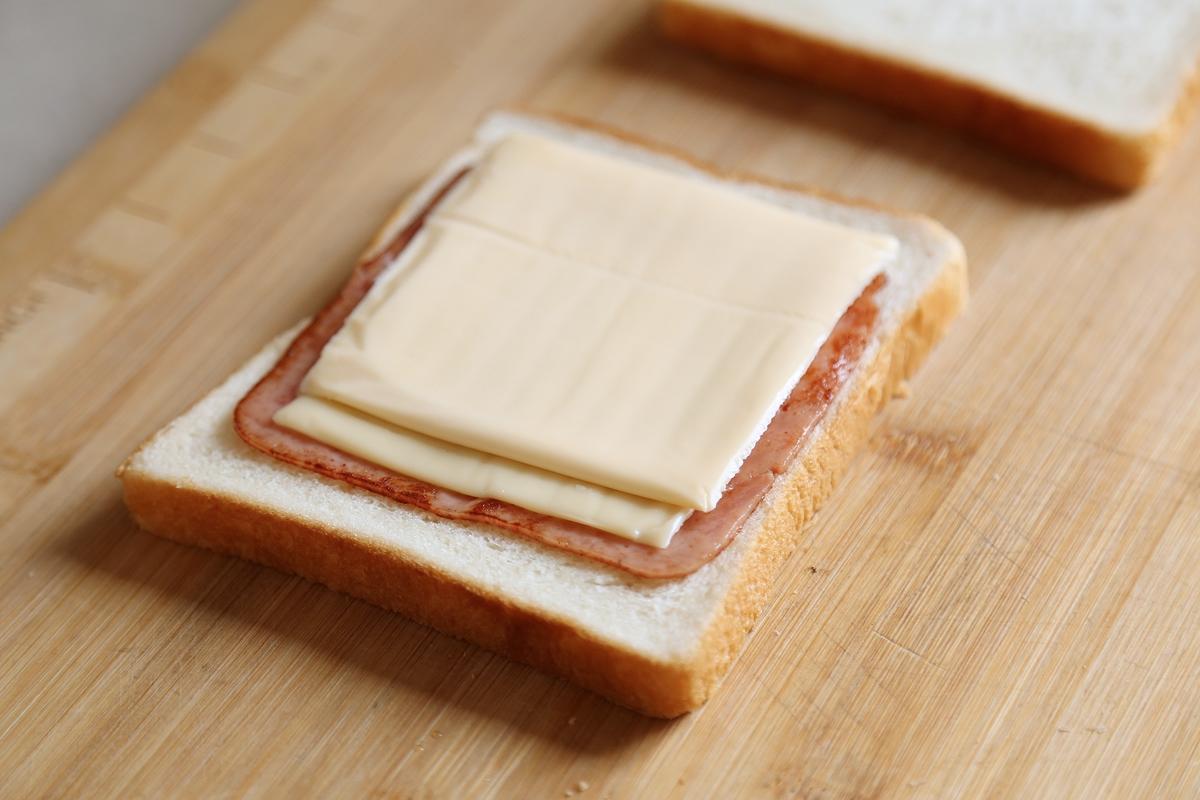 起司火腿三明治——空氣翻炸鍋版的做法 步骤3