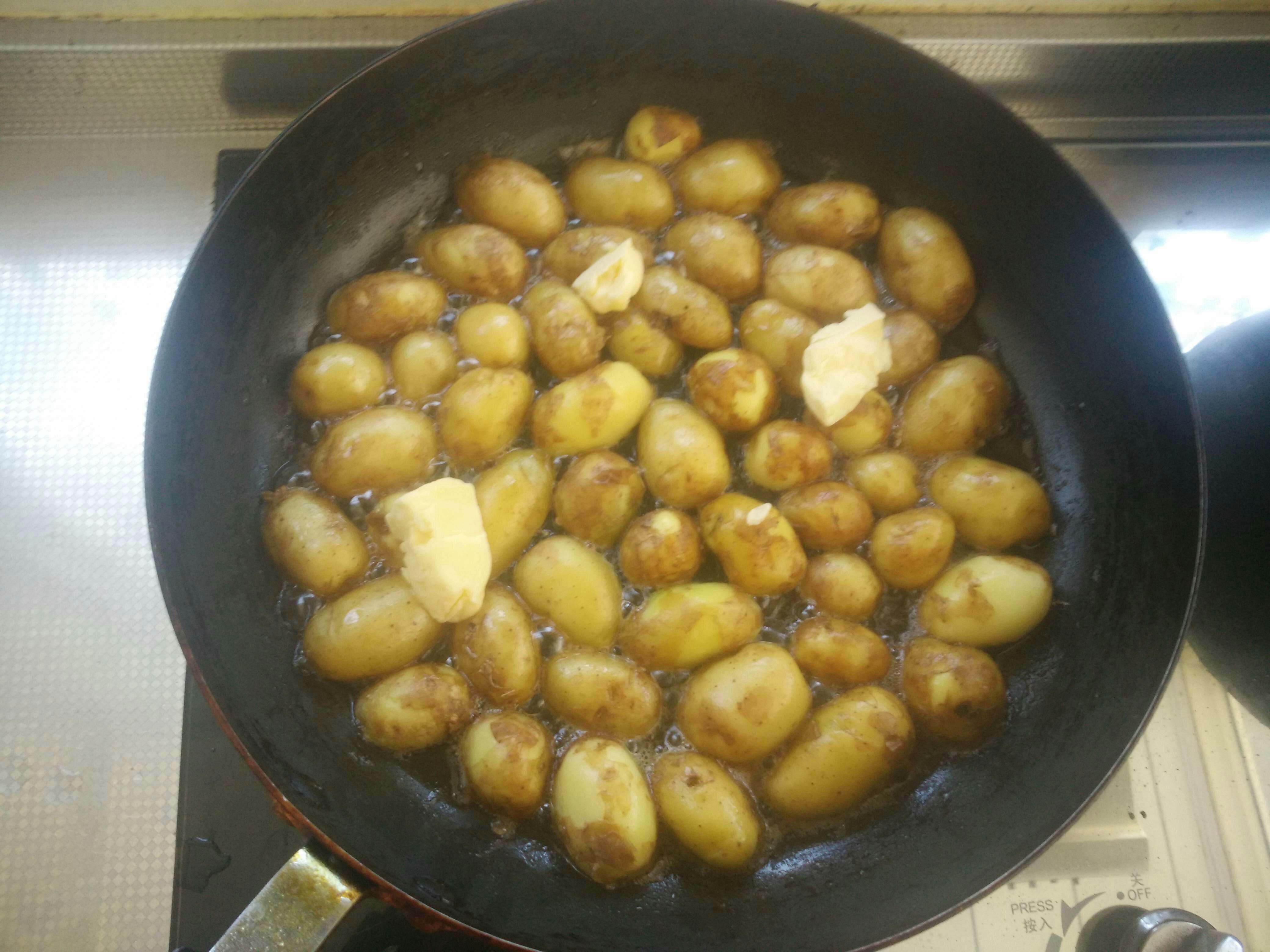 百里香黃油香煎小土豆的做法 步骤2