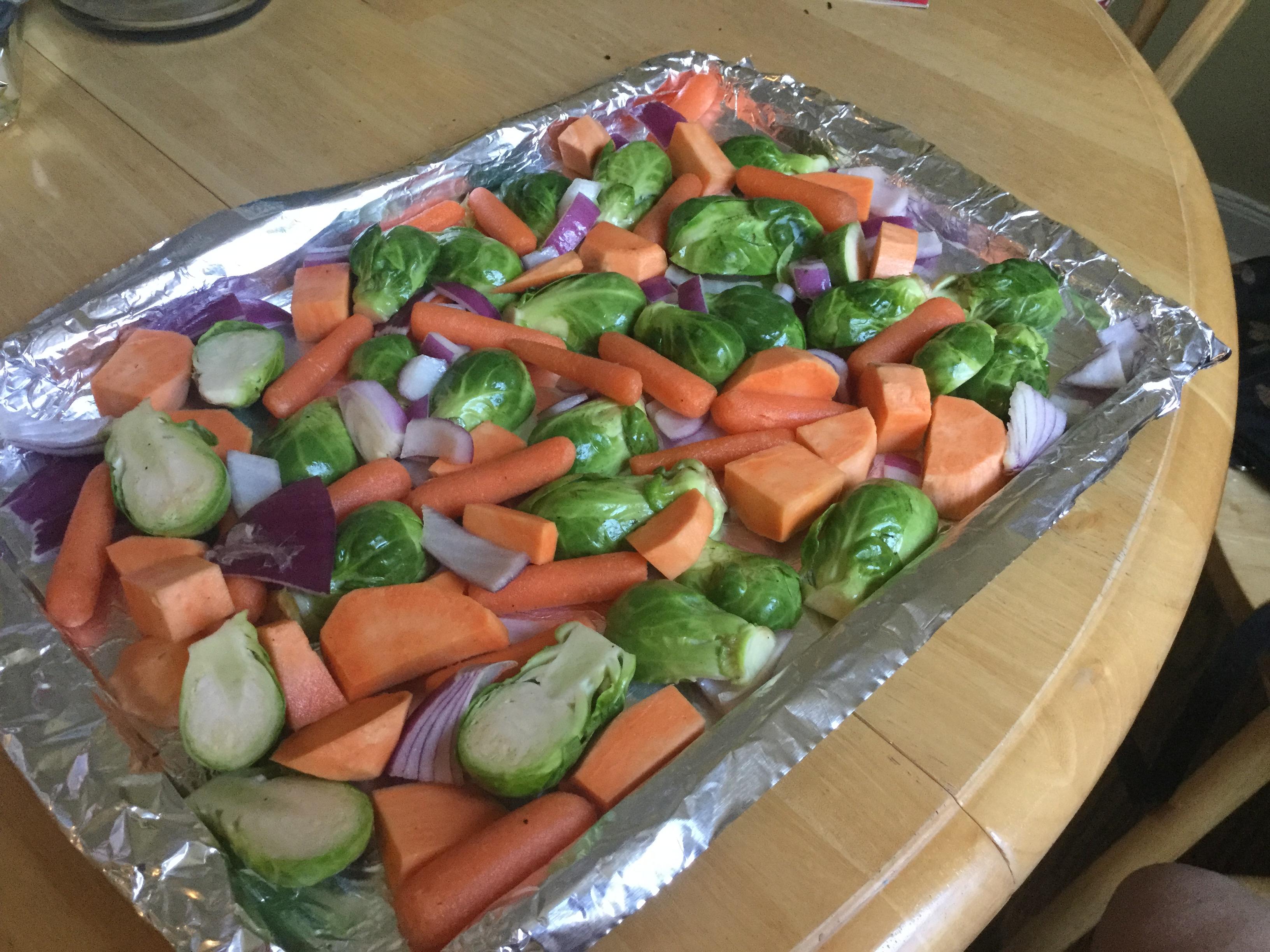 烤胡蘿蔔，紅薯，洋蔥和芽甘藍brussels sprout的做法 步骤1