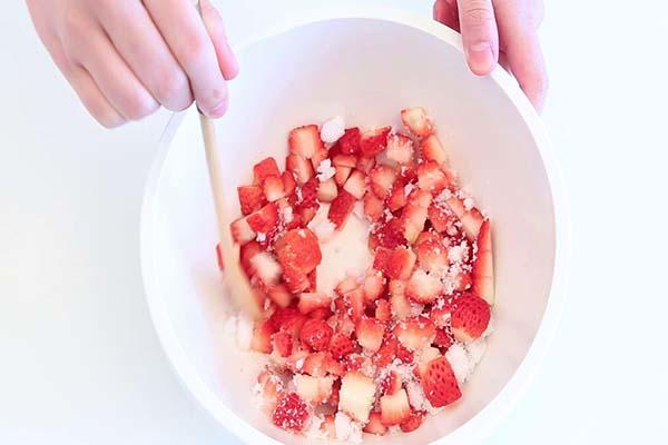 寶寶輔食微課堂 自制草莓醬的做法 步骤2