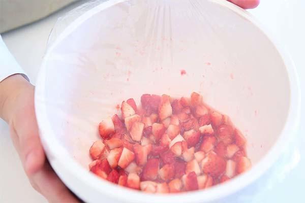 寶寶輔食微課堂 自制草莓醬的做法 步骤3