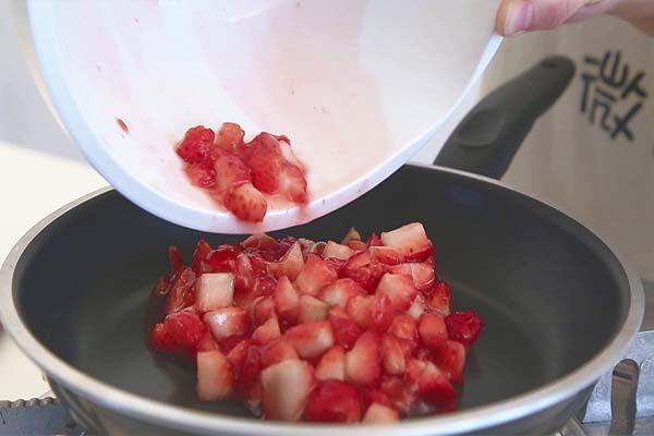 寶寶輔食微課堂 自制草莓醬的做法 步骤4