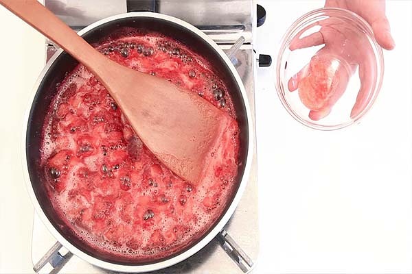 寶寶輔食微課堂 自制草莓醬的做法 步骤5