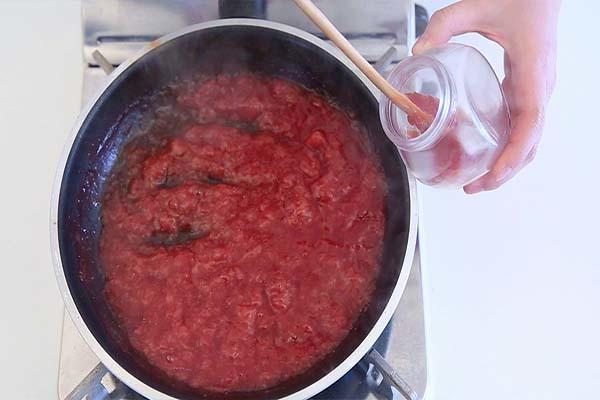 寶寶輔食微課堂 自制草莓醬的做法 步骤6