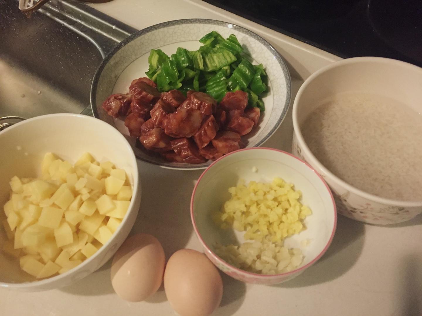 臘腸土豆燜飯（電飯煲）的做法 步骤2