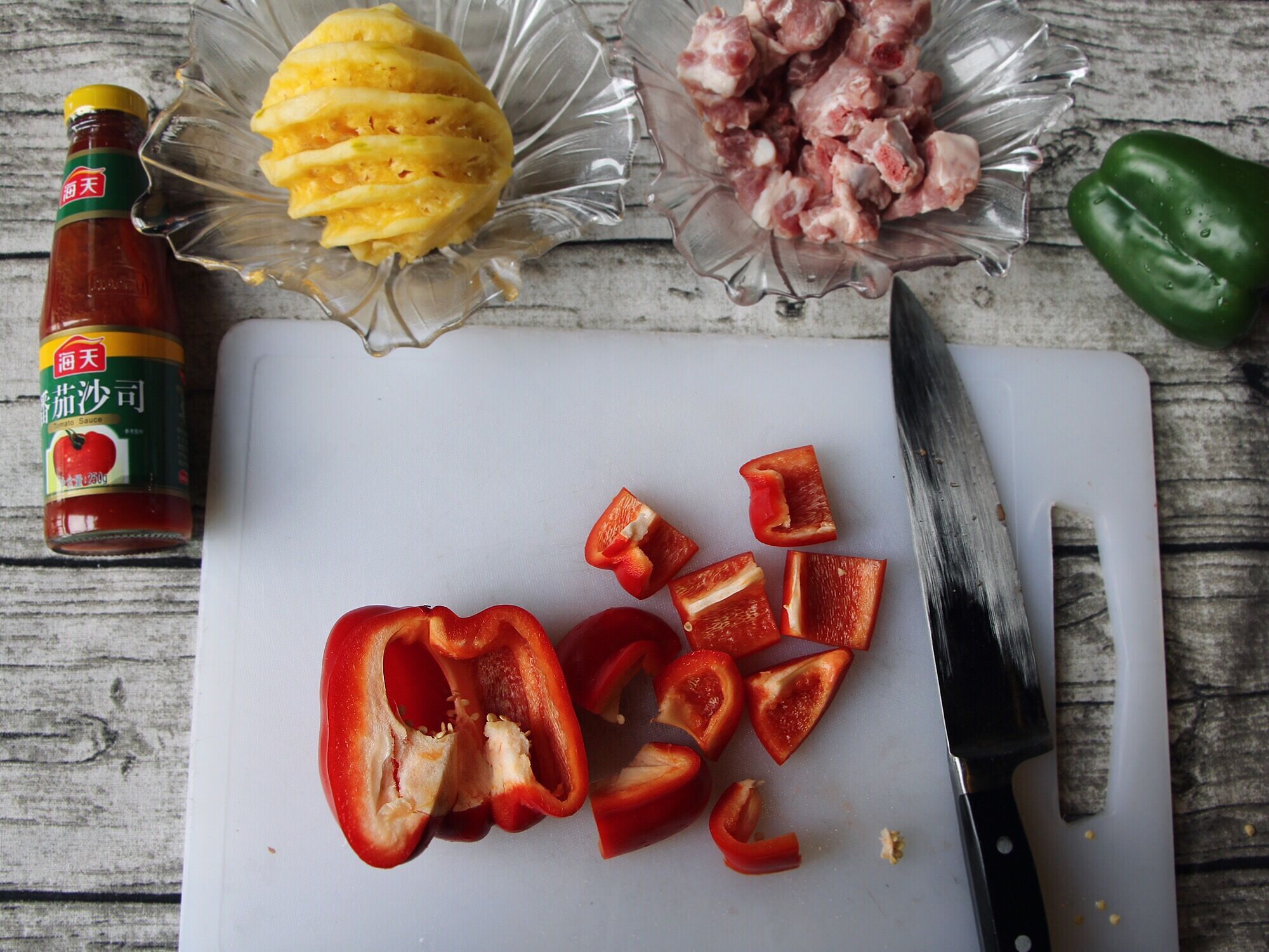 開胃好菜—菠蘿雙椒炒排骨的做法 步骤2