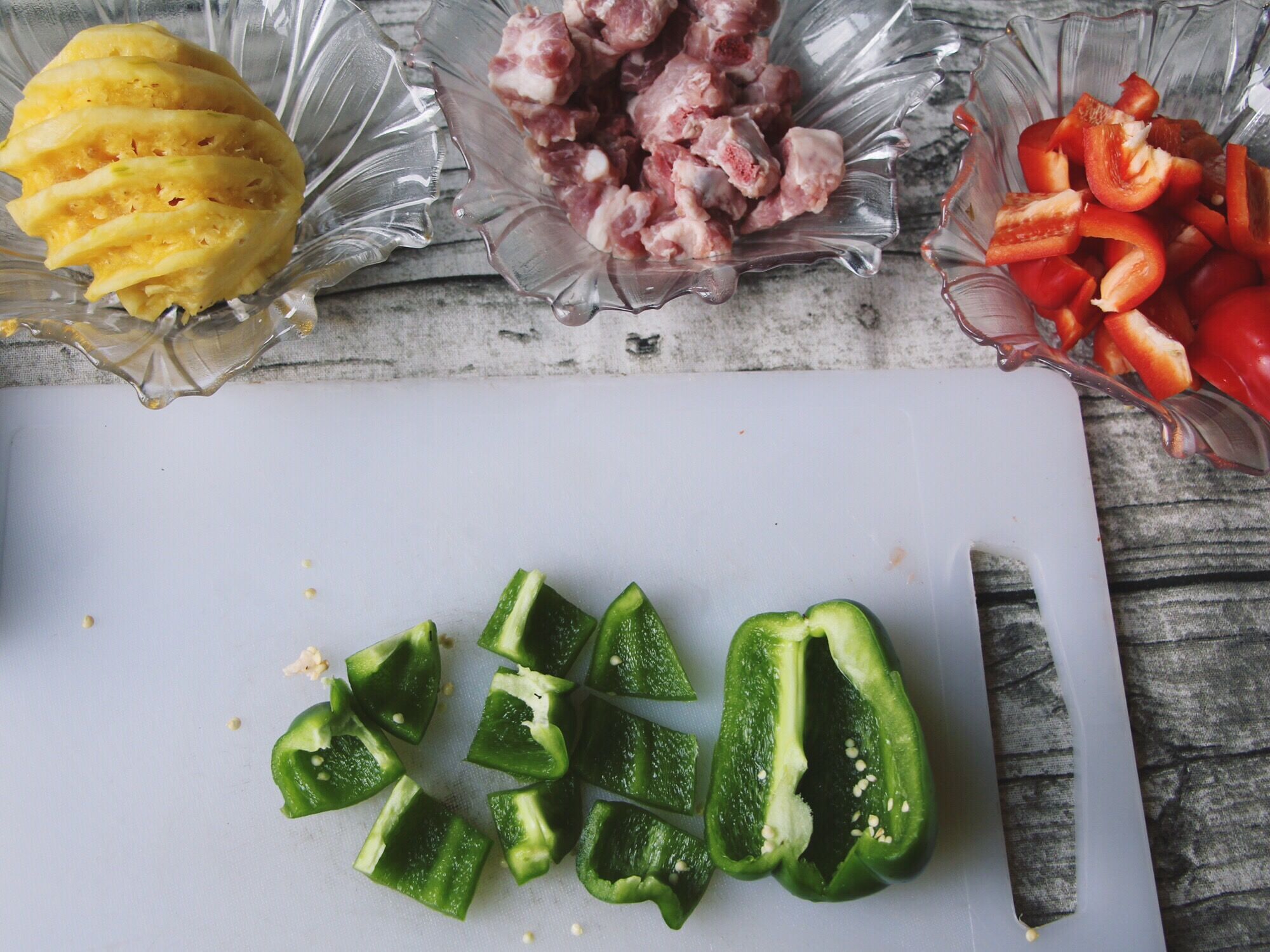 開胃好菜—菠蘿雙椒炒排骨的做法 步骤3