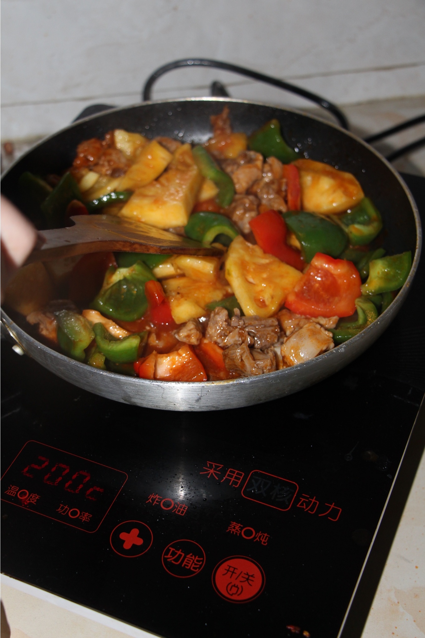 開胃好菜—菠蘿雙椒炒排骨的做法 步骤8