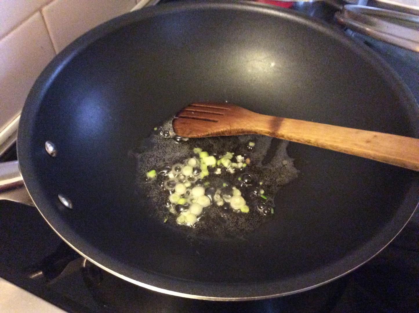 家常菜：彩椒炒肉絲的做法 步骤2