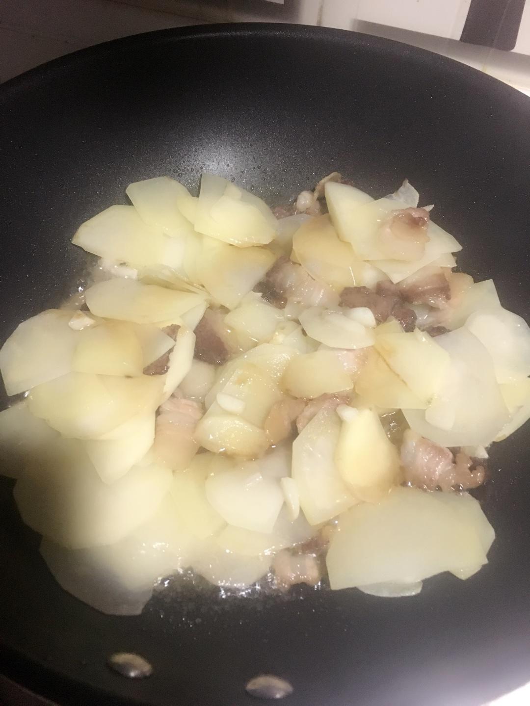 辣白菜五花肉土豆片的做法 步骤5