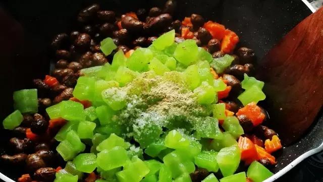 夏季涼拌簡單一招丨生蘸黃瓜&幹炒山藥蛋 · 圓滿素食的做法 步骤3