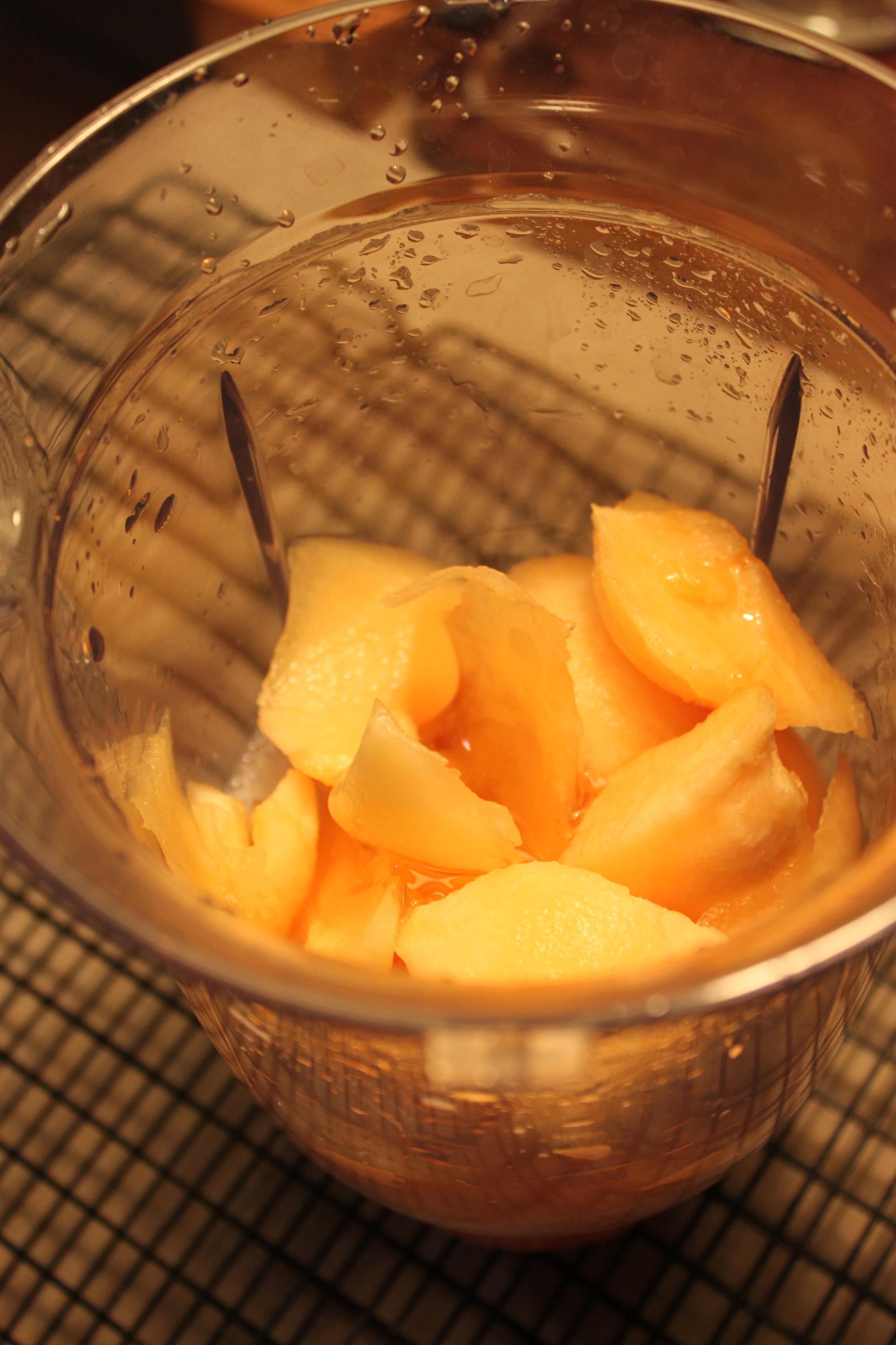 當季水果冰飲--蜜瓜蜂蜜牛奶的做法 步骤2
