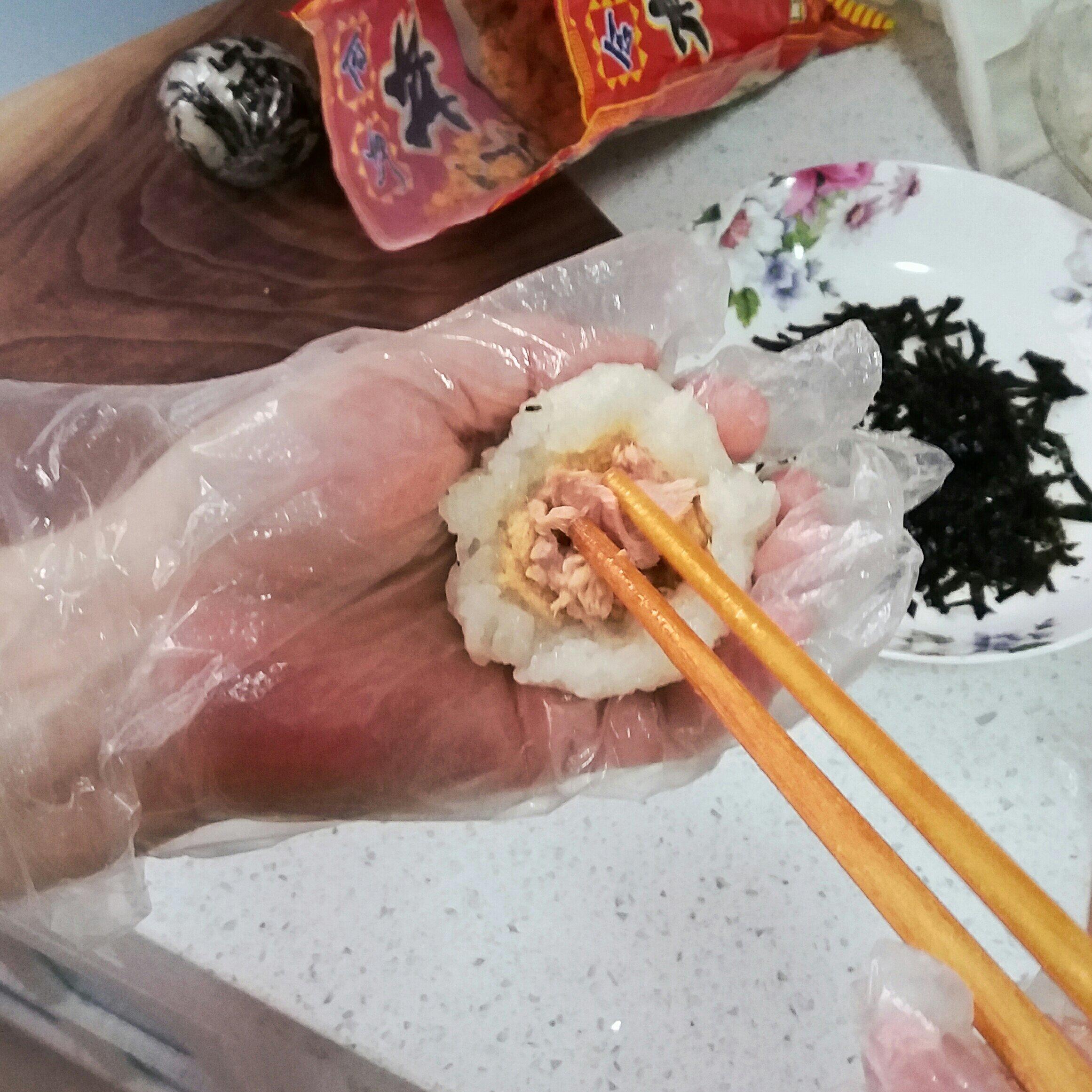 金槍魚肉鬆海苔粢飯糰的做法 步骤3