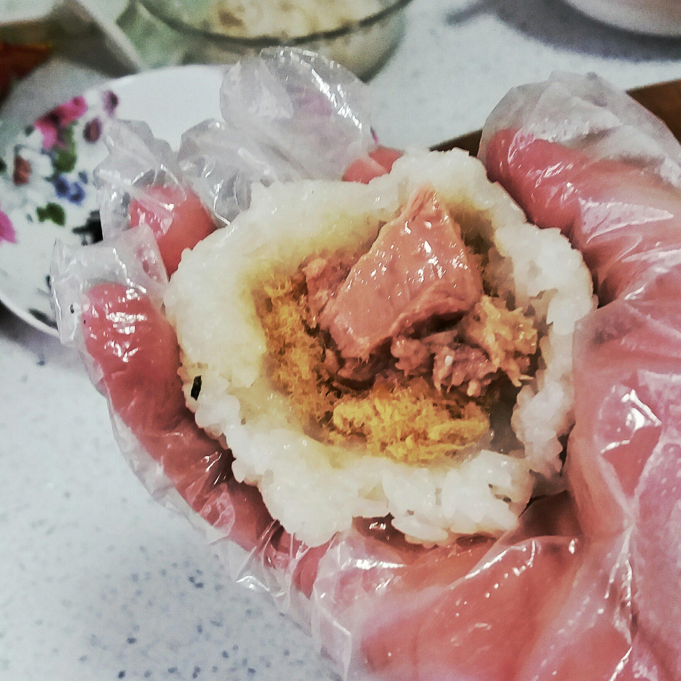 金槍魚肉鬆海苔粢飯糰的做法 步骤4