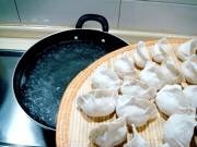 據說不粘不破的餃子煮法（度娘搬運來的）的做法 步骤1