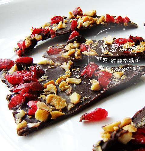 酸酸甜甜的蔓越莓果仁巧克力薄脆片的做法 步骤2