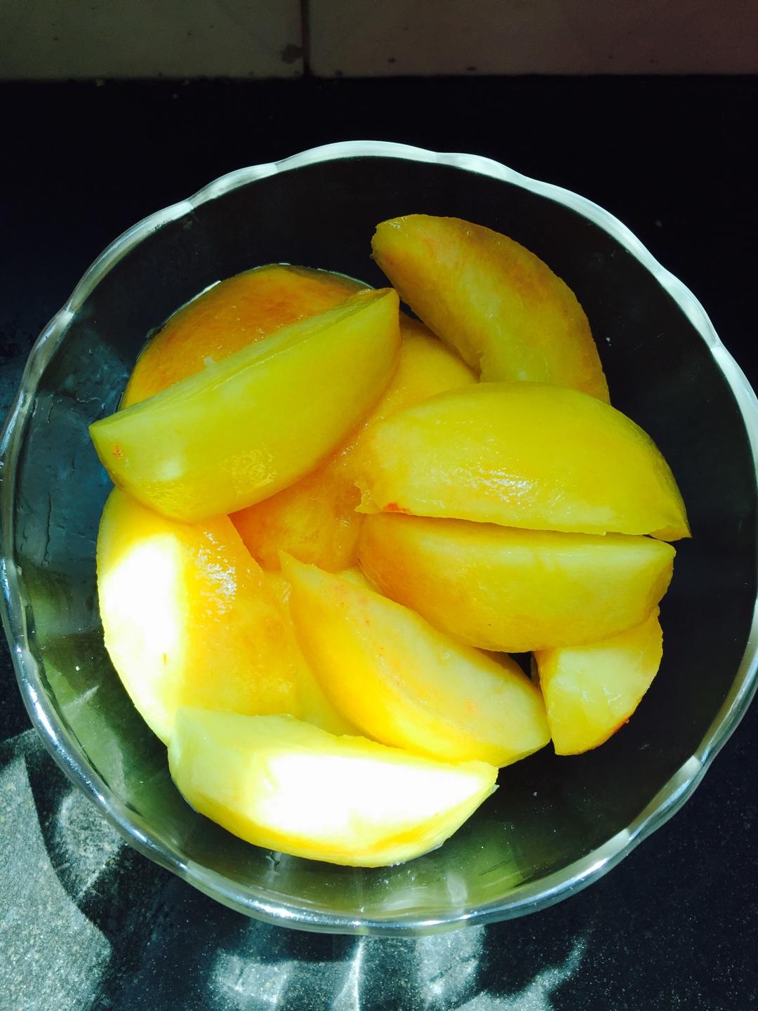 糖水罐頭 油桃的做法 步骤2