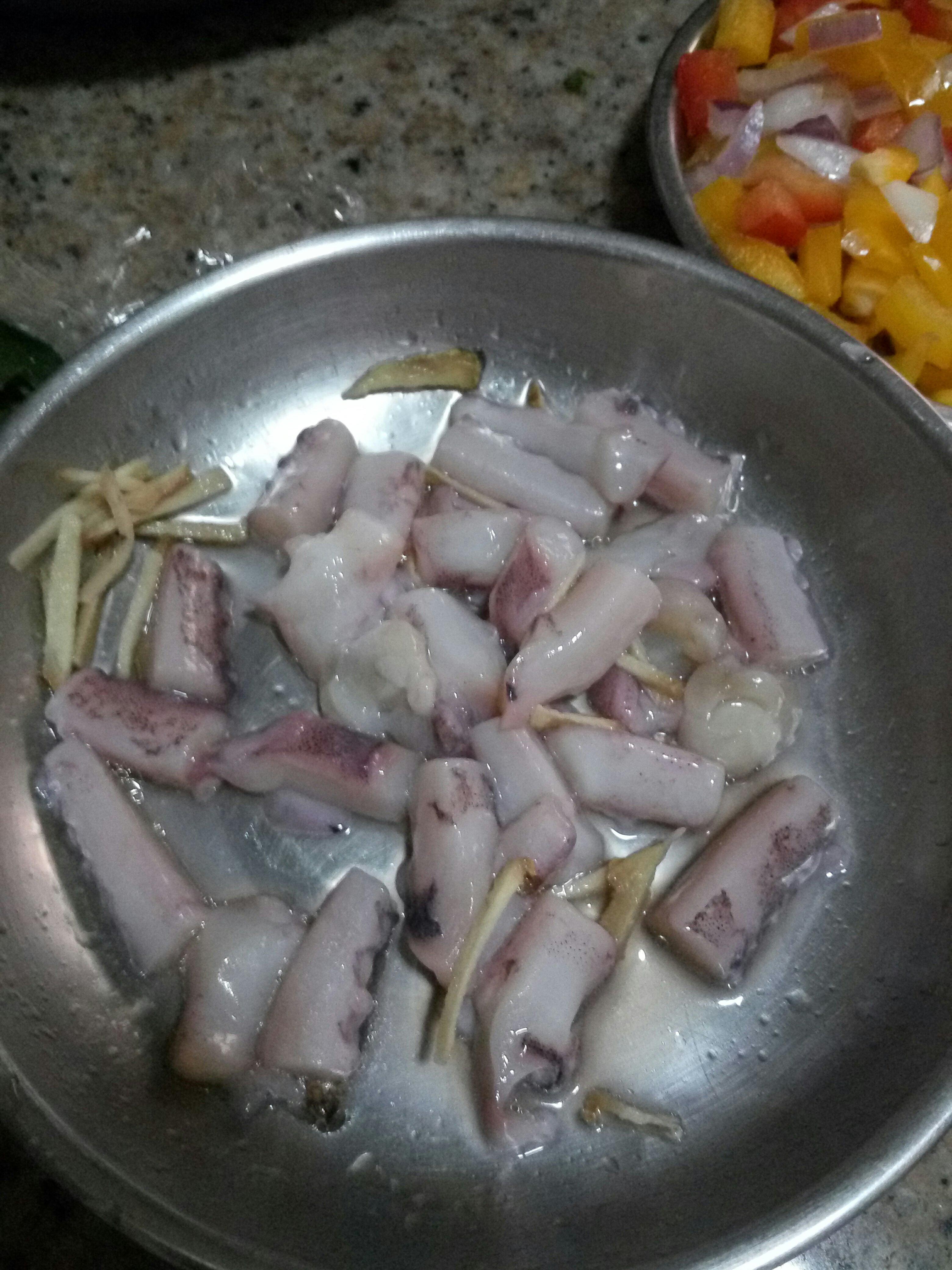魷魚彩椒炒飯的做法 步骤2
