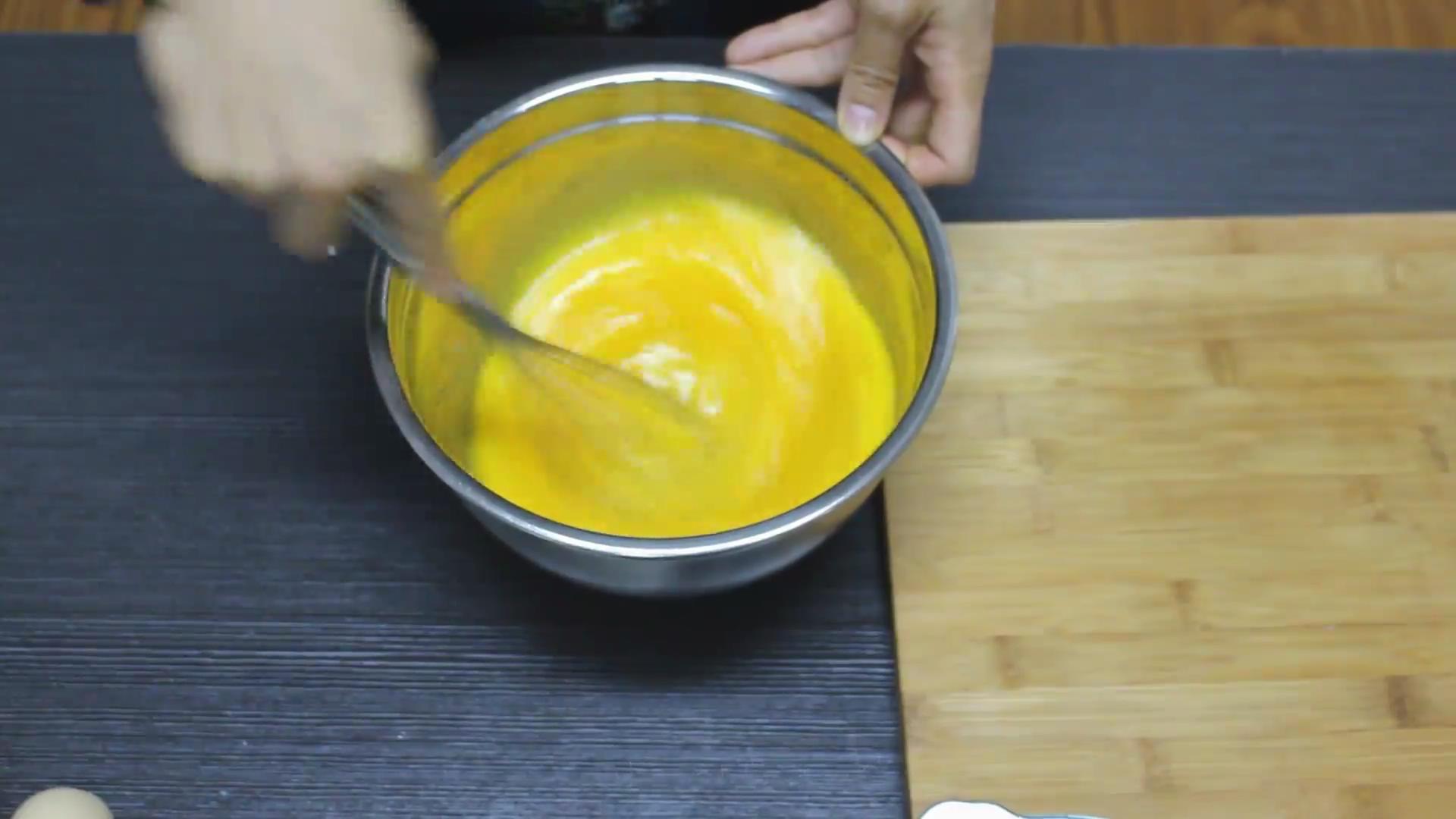 靈動美食/用一雙筷子卷出一盤香酥蛋卷的做法 步骤2