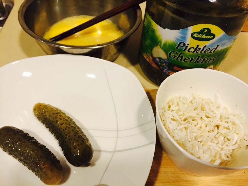 超簡單創意菜：酸黃瓜銀魚炒鵝蛋的做法 步骤1
