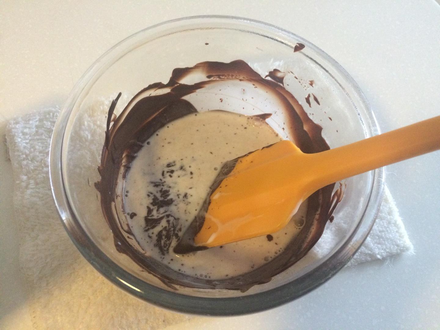 自制哈根達斯風味的巧克力冰淇淋的做法 步骤3