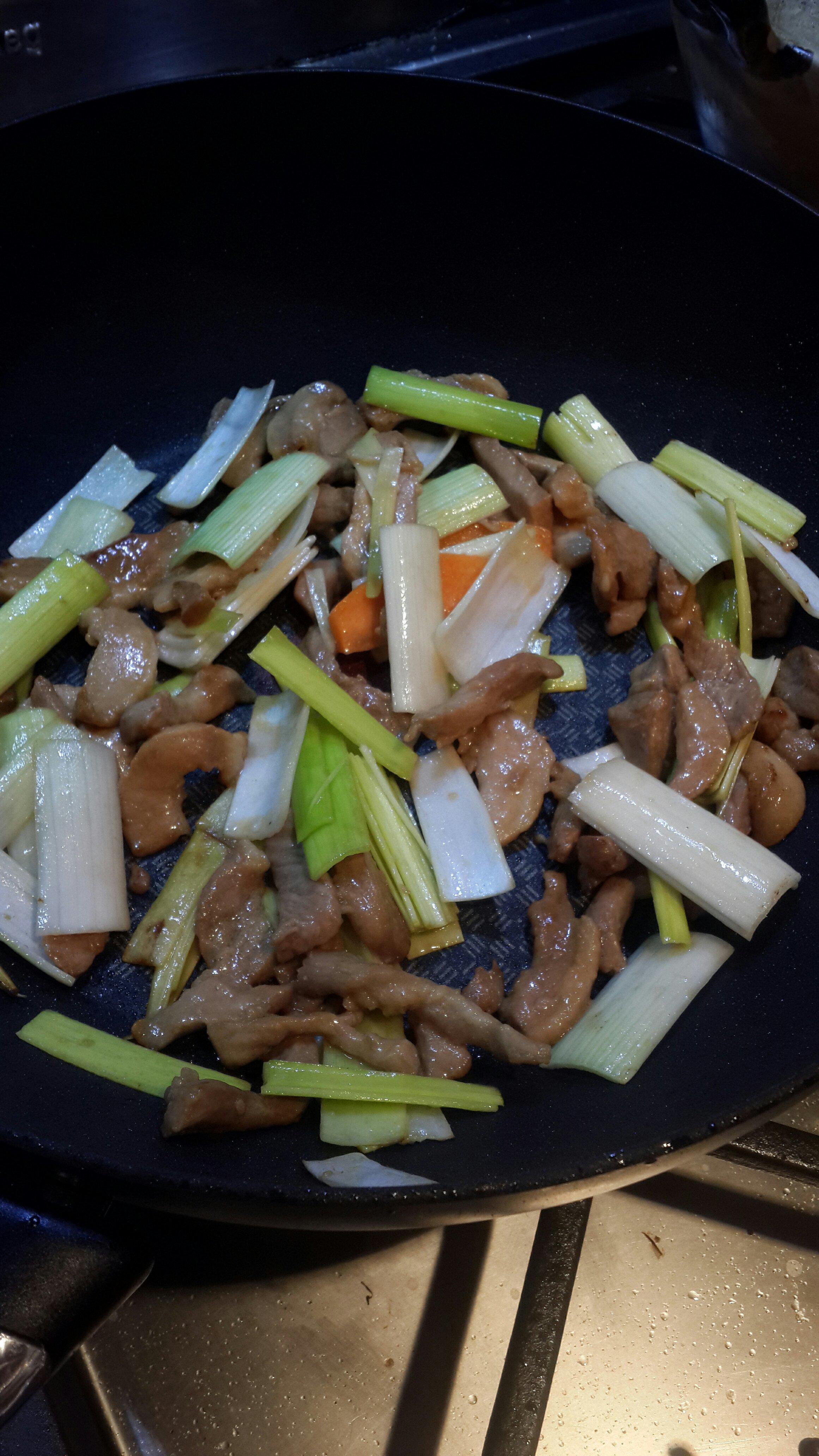 萵苣葉炒飯+雜蔬炒肉絲的做法 步骤2