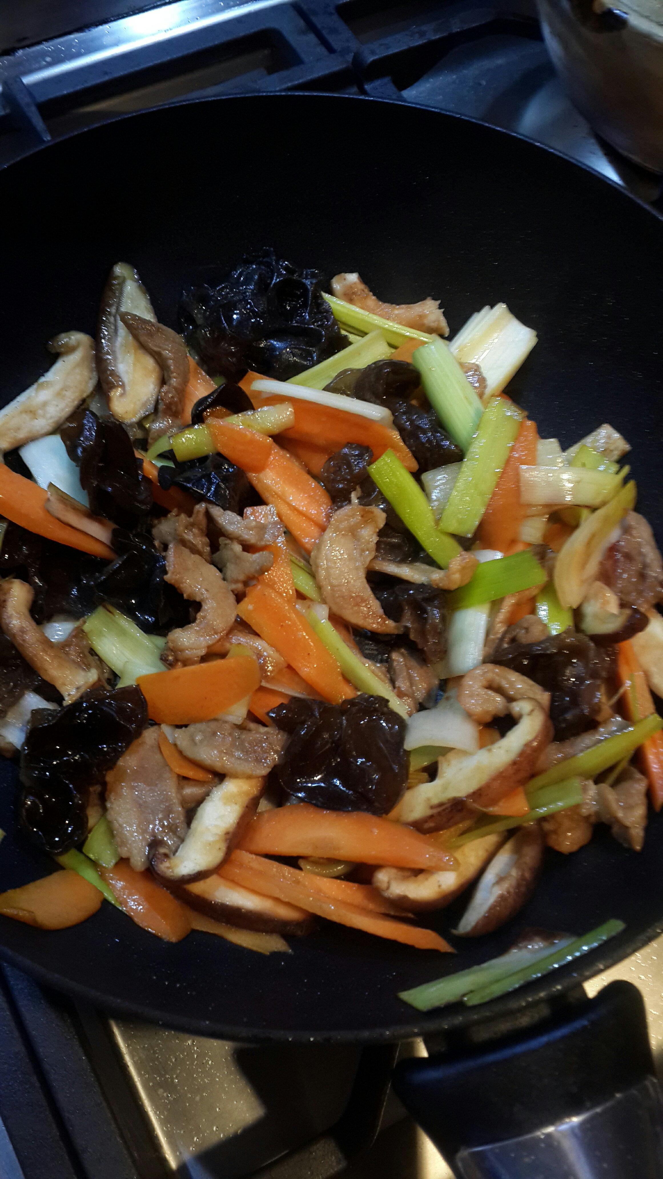 萵苣葉炒飯+雜蔬炒肉絲的做法 步骤3