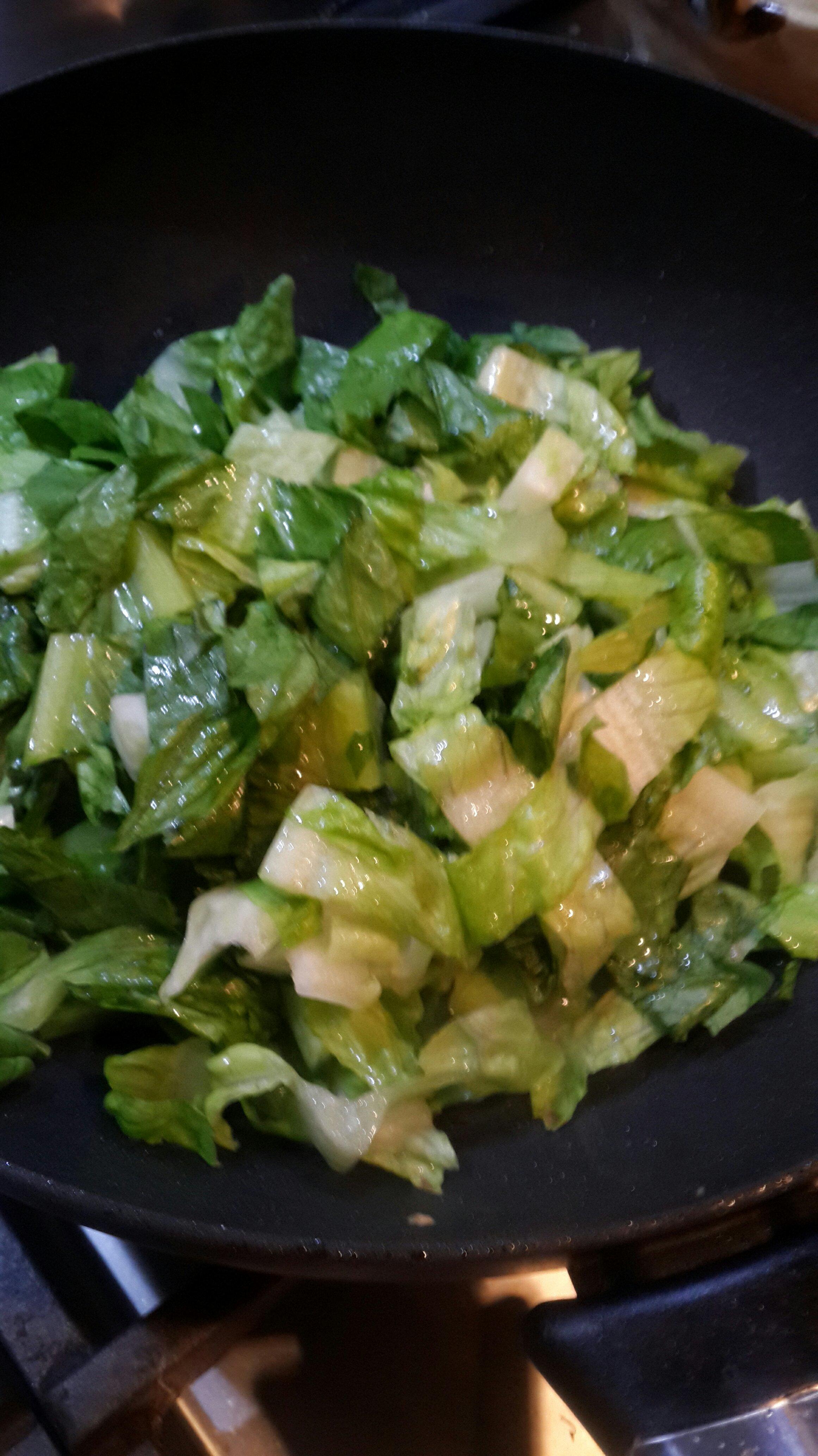 萵苣葉炒飯+雜蔬炒肉絲的做法 步骤4