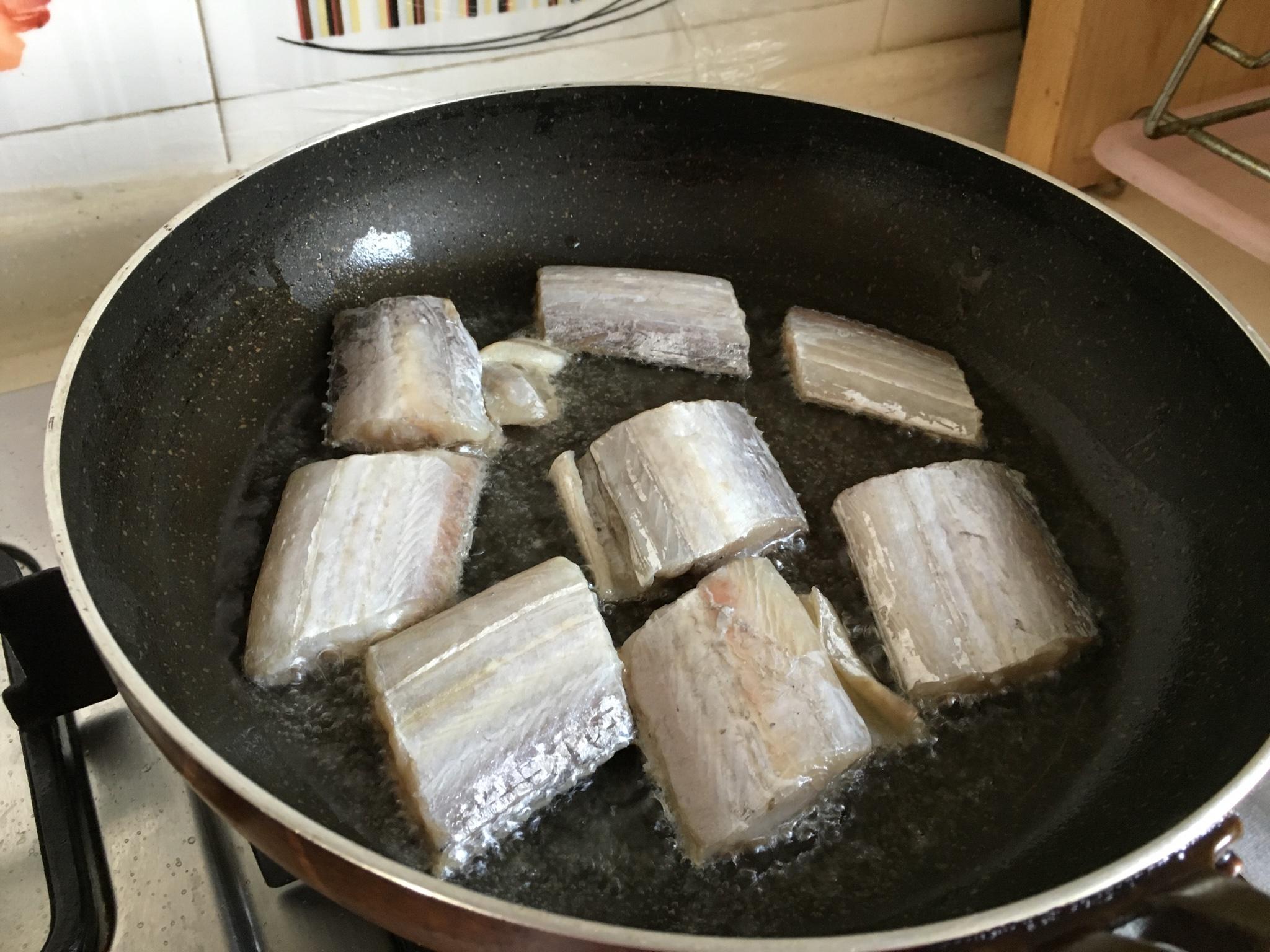 幹煎帶魚的做法 步骤2