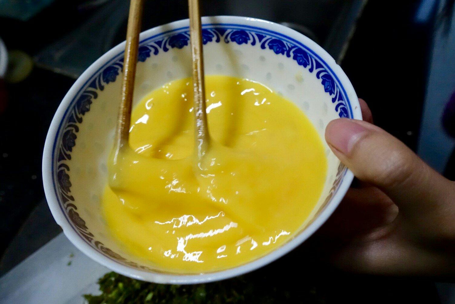 香椿芽兒煎蛋餅&香椿炒飯的做法 步骤2