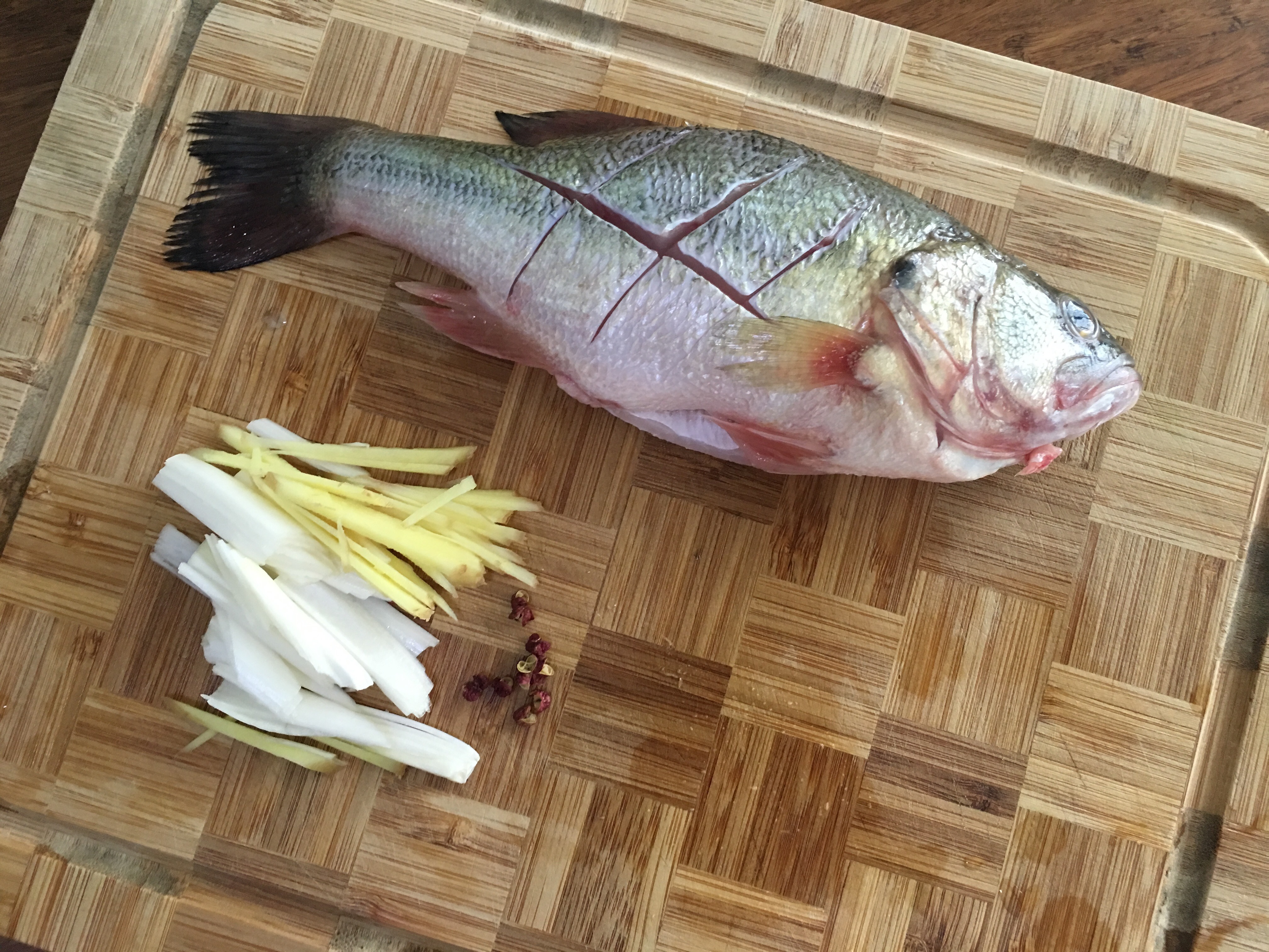 蒸魚－清蒸鱸魚的做法 步骤1