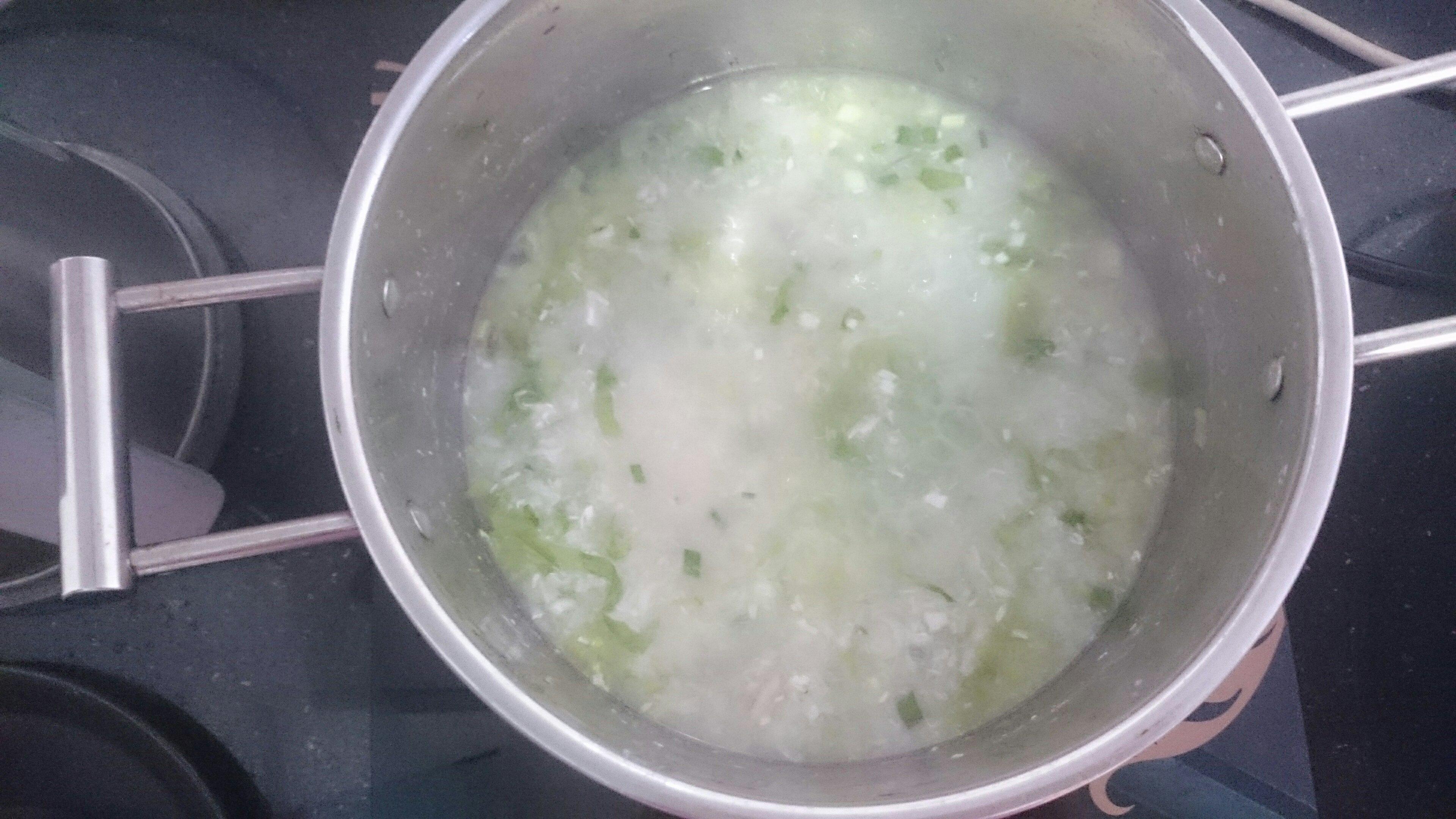 魚蓉雙蔥菜絲粥的做法 步骤2